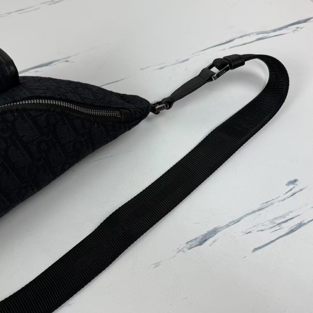 🅿️410【市场最高版本,欢迎对比】
(原版打版1:1复刻)
Dior 8 腰包
黑色 Oblique 印花面料
编号: 1EIBO071YKY_H03E
这款 Dior 8 腰包是二零二五春季男装系列新品,时尚实用。采用黑色 Oblique 印花面料等材质精心制作,正面搭配翻盖口袋,饰以 Dior 8 搭扣。拉链隔层可收纳各种日常用品,搭配可调节的皮革系带,可系在腰部或斜挎。
主体:棉,科技面料,牛皮革
里料:棉,科技面料,牛皮革
拉链主隔层
内部插袋
正面翻盖口袋搭配 Dior 8 搭扣
可调节的 Christian Dior 标志尼龙提花和牛皮革肩带
内部饰有 Dior 压花标志
内含防尘袋
意大利制造
尺寸:39 x 17 x 10.5 厘米(长 x 高 x 宽)
主隔层可收纳 2 部手机
肩带长度:70.5 - 117 厘米
肩带顶端至手袋顶端长度:28 - 53.5 厘米