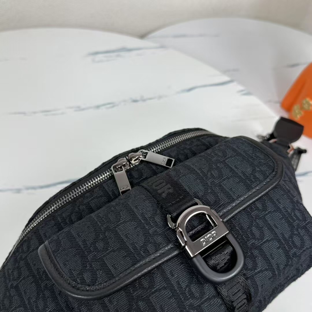 🅿️410【市场最高版本,欢迎对比】
(原版打版1:1复刻)
Dior 8 腰包
黑色 Oblique 印花面料
编号: 1EIBO071YKY_H03E
这款 Dior 8 腰包是二零二五春季男装系列新品,时尚实用。采用黑色 Oblique 印花面料等材质精心制作,正面搭配翻盖口袋,饰以 Dior 8 搭扣。拉链隔层可收纳各种日常用品,搭配可调节的皮革系带,可系在腰部或斜挎。
主体:棉,科技面料,牛皮革
里料:棉,科技面料,牛皮革
拉链主隔层
内部插袋
正面翻盖口袋搭配 Dior 8 搭扣
可调节的 Christian Dior 标志尼龙提花和牛皮革肩带
内部饰有 Dior 压花标志
内含防尘袋
意大利制造
尺寸:39 x 17 x 10.5 厘米(长 x 高 x 宽)
主隔层可收纳 2 部手机
肩带长度:70.5 - 117 厘米
肩带顶端至手袋顶端长度:28 - 53.5 厘米