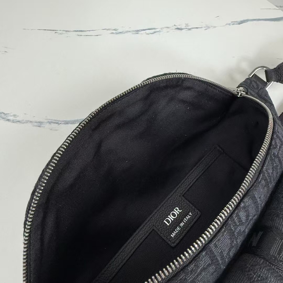 🅿️410【市场最高版本,欢迎对比】
(原版打版1:1复刻)
Dior 8 腰包
黑色 Oblique 印花面料
编号: 1EIBO071YKY_H03E
这款 Dior 8 腰包是二零二五春季男装系列新品,时尚实用。采用黑色 Oblique 印花面料等材质精心制作,正面搭配翻盖口袋,饰以 Dior 8 搭扣。拉链隔层可收纳各种日常用品,搭配可调节的皮革系带,可系在腰部或斜挎。
主体:棉,科技面料,牛皮革
里料:棉,科技面料,牛皮革
拉链主隔层
内部插袋
正面翻盖口袋搭配 Dior 8 搭扣
可调节的 Christian Dior 标志尼龙提花和牛皮革肩带
内部饰有 Dior 压花标志
内含防尘袋
意大利制造
尺寸:39 x 17 x 10.5 厘米(长 x 高 x 宽)
主隔层可收纳 2 部手机
肩带长度:70.5 - 117 厘米
肩带顶端至手袋顶端长度:28 - 53.5 厘米