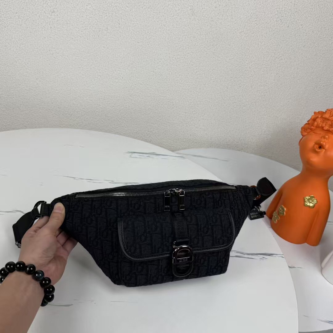 🅿️410【市场最高版本,欢迎对比】
(原版打版1:1复刻)
Dior 8 腰包
黑色 Oblique 印花面料
编号: 1EIBO071YKY_H03E
这款 Dior 8 腰包是二零二五春季男装系列新品,时尚实用。采用黑色 Oblique 印花面料等材质精心制作,正面搭配翻盖口袋,饰以 Dior 8 搭扣。拉链隔层可收纳各种日常用品,搭配可调节的皮革系带,可系在腰部或斜挎。
主体:棉,科技面料,牛皮革
里料:棉,科技面料,牛皮革
拉链主隔层
内部插袋
正面翻盖口袋搭配 Dior 8 搭扣
可调节的 Christian Dior 标志尼龙提花和牛皮革肩带
内部饰有 Dior 压花标志
内含防尘袋
意大利制造
尺寸:39 x 17 x 10.5 厘米(长 x 高 x 宽)
主隔层可收纳 2 部手机
肩带长度:70.5 - 117 厘米
肩带顶端至手袋顶端长度:28 - 53.5 厘米
