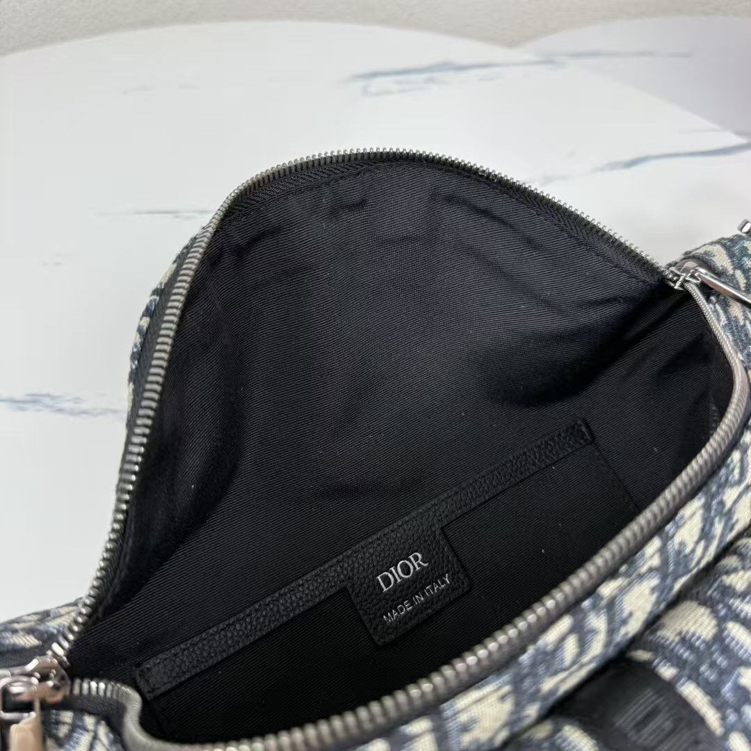 🅿️410【市场最高版本,欢迎对比】
(原版打版1:1复刻)
Dior 8 腰包
米色和黑色 Oblique 印花面料
编号: 1EIBO071YKY_H27E
这款 Dior 8 腰包是二零二五春季男装系列新品,时尚实用。采用米色和黑色 Oblique 印花面料等材质精心制作,正面翻盖口袋饰以 Dior 8 搭扣。拉链隔层可收纳各种日常用品,搭配可调节的皮革系带,可系在腰部或斜挎。
主体:棉,科技面料,牛皮革
里料:棉,科技面料,牛皮革
拉链主隔层
内部插袋
正面翻盖口袋搭配 Dior 8 搭扣
可调节的 Christian Dior 标志尼龙提花肩带
内部饰有 Dior 压花标志
内含防尘袋
意大利制造
尺寸:39 x 17 x 10.5 厘米(长 x 高 x 宽)
主隔层可收纳 2 部手机
肩带长度:70.5 - 117 厘米
肩带顶端至手袋顶端长度:28 - 53.5 厘米