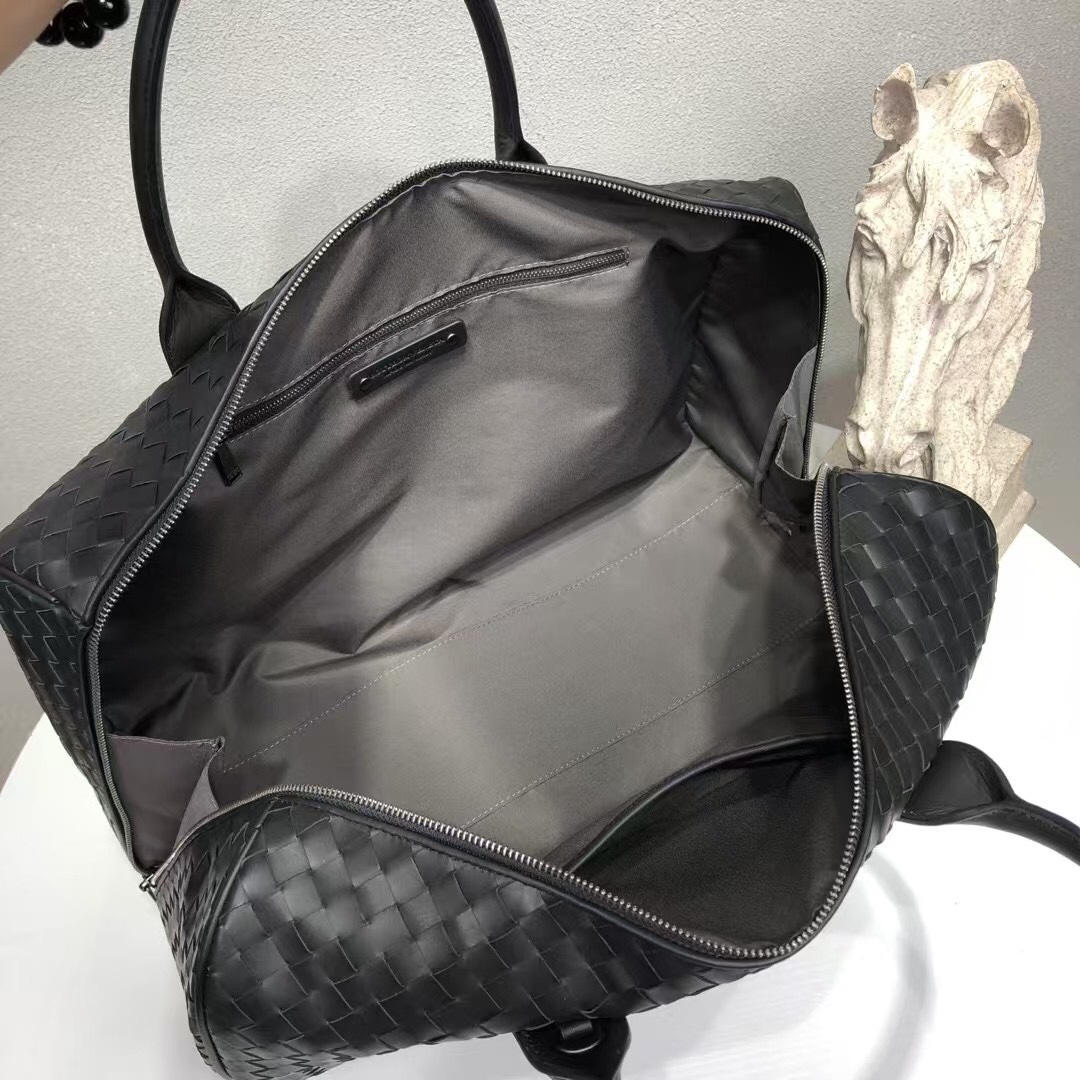 🅿️800Bottegaveneta葆碟家新款编织手提袋,单肩斜挎旅行包,全编织的bv一直是最经典的,整个包几乎找不到一个logo,一直是最低调奢华的奢侈品牌,全包采用进口定制小牛皮制成,革新的柔软编织面料,简约而不简单的设计。它的皮质柔软细腻,超有质感,也不容易刮花,随便用也不心疼。加固的皮革手提带软软的,拎起来特别舒服,搭配装卸式肩带,长短随意调节,可手提和斜挎。双向拉链头,拉链可以拉到最底部,加宽了内部空间。内里也是柔软的小牛皮材质,质感满满的,只有一个拉链内袋,容量超级无敌大。底部有六个优质金属底座,防尘防磨,可以延长使用寿命。非常值得拥有的一款包,跳脱传统大包的束缚的眼球,任何物品都能轻松hold住,颜值也不错,低调不张扬。轻便出行,又能装,特别适合短途旅游或者出差使用。拎着它,走出去就是大气,满满的高逼格。送人自用都买它,不需要考虑,闭眼入!尺寸:46-32-25m。