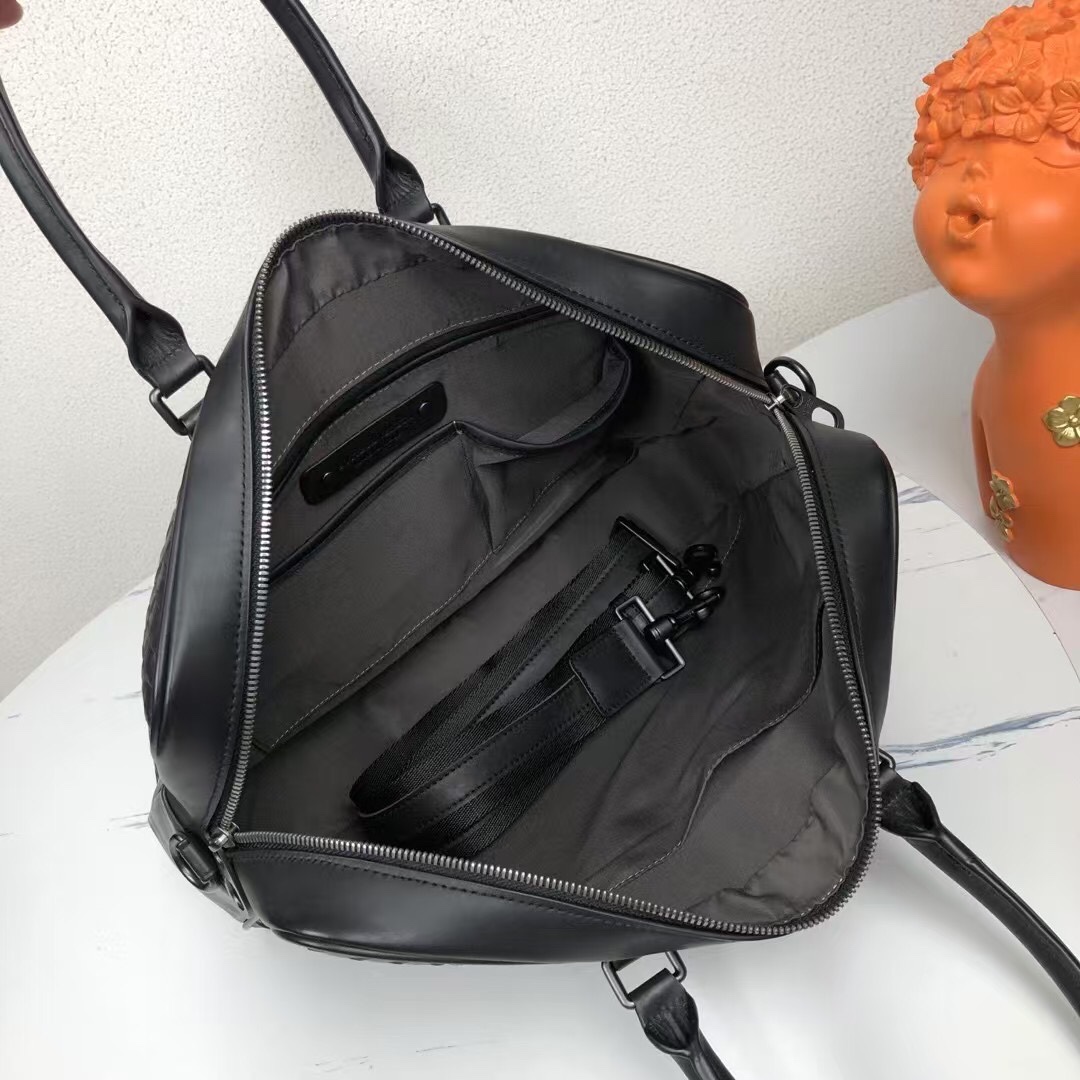 🅿️620Bv男包公文包男士手提包因为他们身上每个细胞都充满了青春活力，所追求的是生活的质量，是一种成熟心境，进口打蜡牛皮细条编织公文包，银枪色扣件最新欧版衬里✅时尚休闲阳光😎款号：8881#，颜色：黑色，尺寸：38*27*7cm。