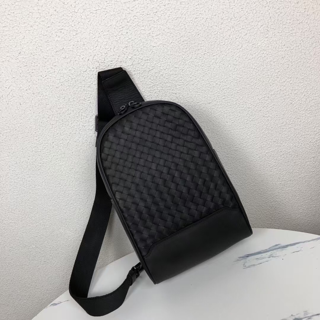 🅿️360BV最新款男士胸包原单品质官网同步采用顶级打腊胎牛皮手感超赞专柜原装五金独特的设计风格完美至极细节做工精致大气中有内涵高端上档次高品质✅型号：90348#，颜色：黑色，尺寸：18-27-7cm