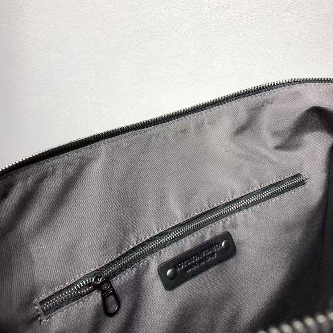 🅿️750 BV新款小号旅行包 🇮🇹进口胎牛皮男包  低调、质量及工艺 — 为奢华创造了一套新定义。品牌的格言“💫忠于自我，形随心动💫流露出富有个性及自信的品牌哲学，融合威尼托地区孕育而出的精湛工艺，渗透于每一个产品系列✅型号：6909#，颜色：黑色，尺寸：41.5＊30＊16cm