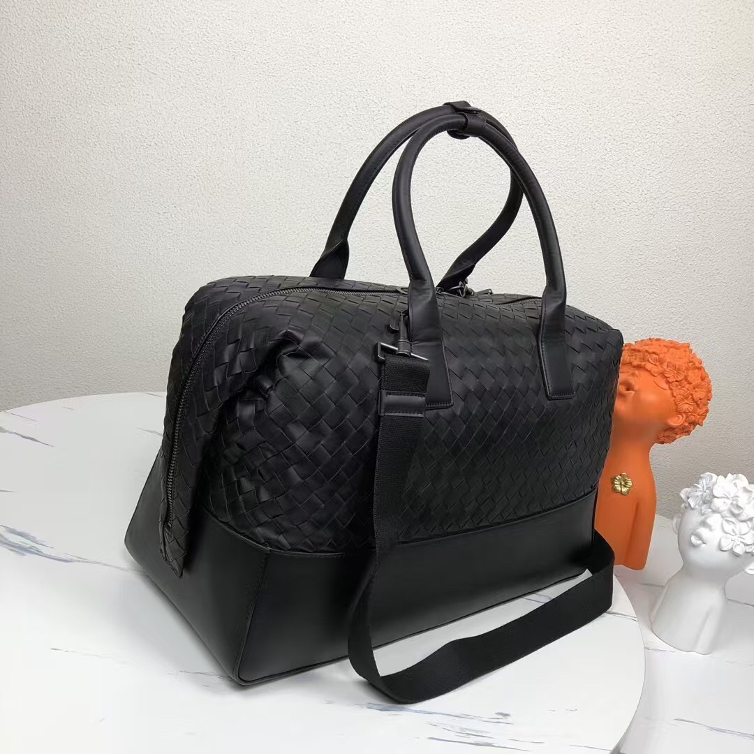 🅿️820 BV新款旅行包 🇮🇹进口胎牛皮男包  低调、质量及工艺 — 为奢华创造了一套新定义。品牌的格言“💫忠于自我，形随心动💫流露出富有个性及自信的品牌哲学，融合威尼托地区孕育而出的精湛工艺，渗透于每一个产品系列✅颜色：黑色，尺寸：50-31-21cm