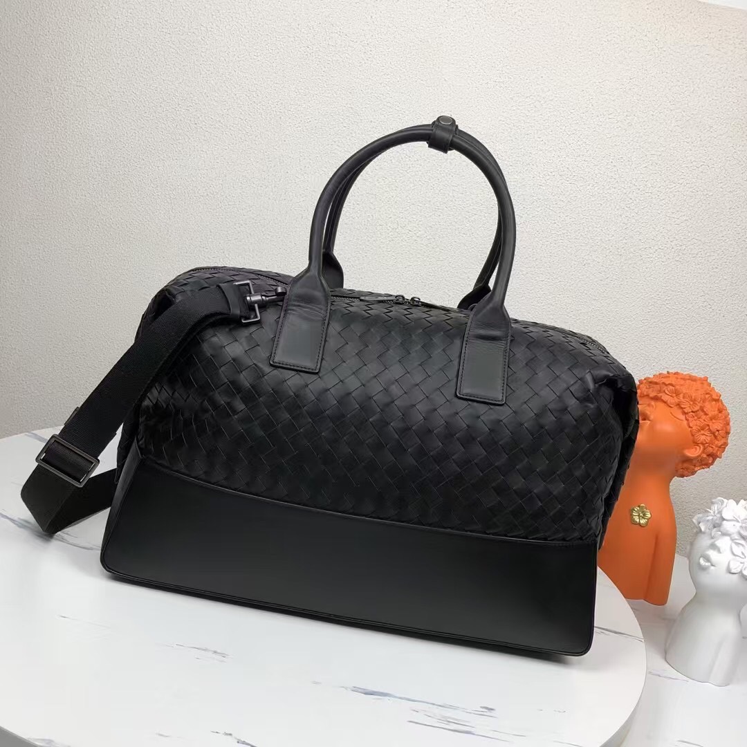 🅿️820 BV新款旅行包 🇮🇹进口胎牛皮男包  低调、质量及工艺 — 为奢华创造了一套新定义。品牌的格言“💫忠于自我，形随心动💫流露出富有个性及自信的品牌哲学，融合威尼托地区孕育而出的精湛工艺，渗透于每一个产品系列✅颜色：黑色，尺寸：50-31-21cm