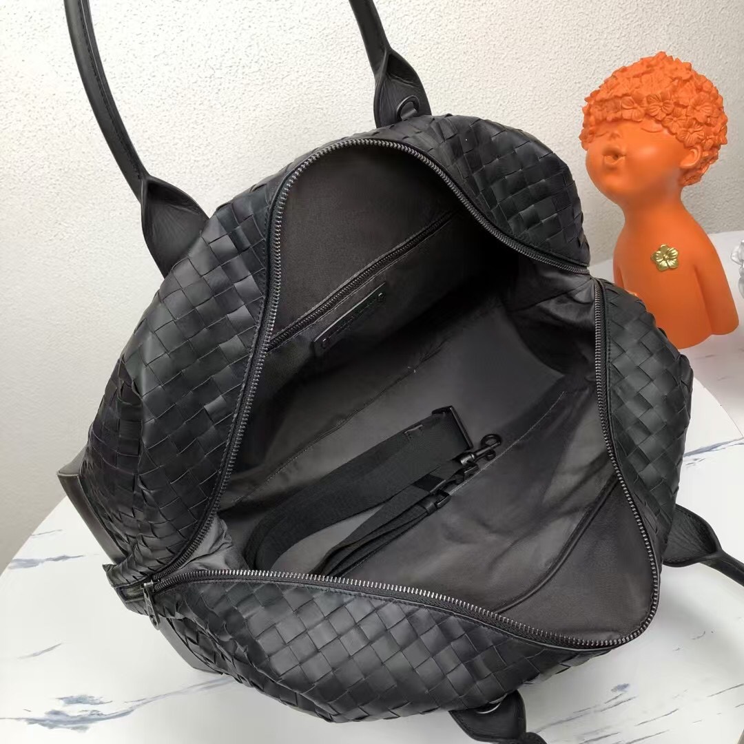 🅿️820 BV新款旅行包 🇮🇹进口胎牛皮男包  低调、质量及工艺 — 为奢华创造了一套新定义。品牌的格言“💫忠于自我，形随心动💫流露出富有个性及自信的品牌哲学，融合威尼托地区孕育而出的精湛工艺，渗透于每一个产品系列✅颜色：黑色，尺寸：50-31-21cm