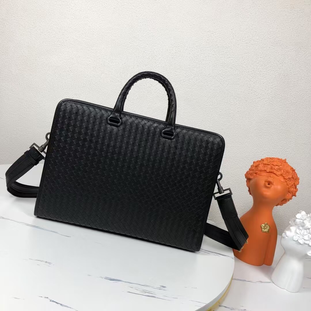 🅿️580 Bottega Venet 🚹男士顶级定制公文包💼无LOGO一样为世人皆知‼秉承着传统手工制作👑采用全皮包边‼️打蜡进口牛皮无缝编织 枪色电泳配件💁🏼‍♂️低调实用 皮质越用越油亮等特点🌟宽敞内部设计 A4文件📃14寸电脑💻都轻松容纳💥可调节织带长肩👑男士🚹理想的移动工作站✅型号：8018#，颜色：黑色，size：41*29*7cm.