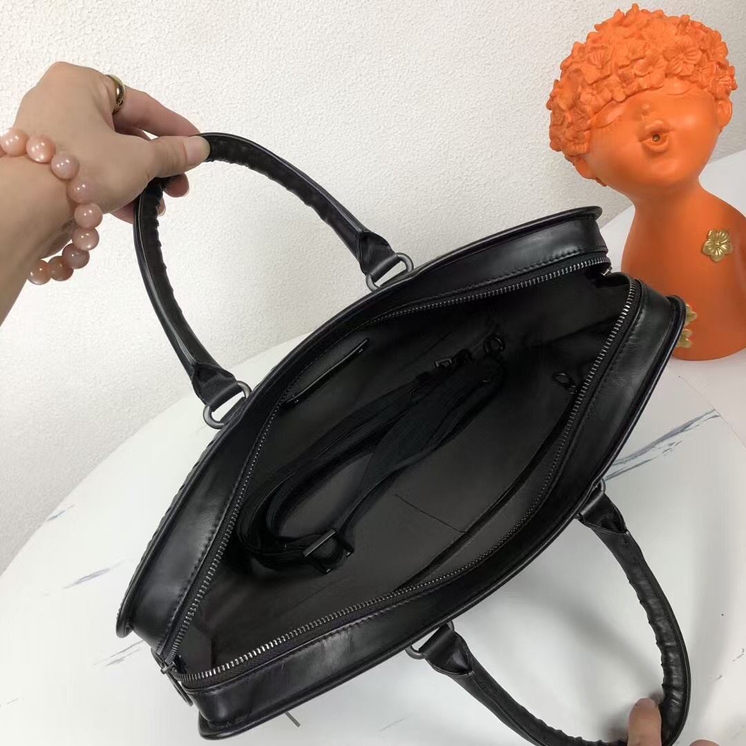 🅿️580 Bottega Venet 🚹男士顶级定制公文包💼无LOGO一样为世人皆知‼秉承着传统手工制作👑采用全皮包边‼️打蜡进口牛皮无缝编织 枪色电泳配件💁🏼‍♂️低调实用 皮质越用越油亮等特点🌟宽敞内部设计 A4文件📃14寸电脑💻都轻松容纳💥可调节织带长肩👑男士🚹理想的移动工作站✅型号：8018#，颜色：黑色，size：41*29*7cm.