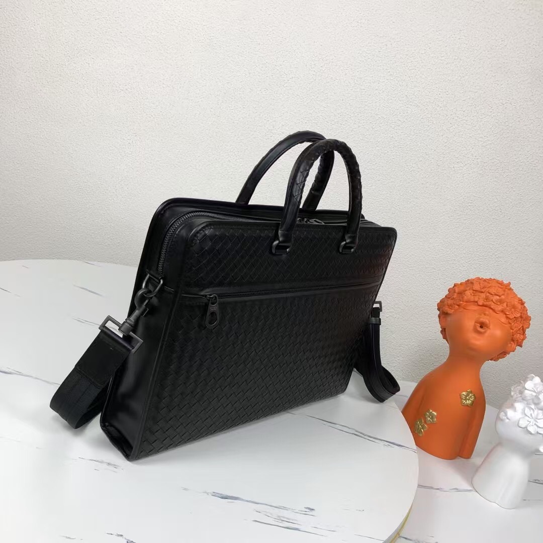 🅿️580 Bottega Venet 🚹男士顶级定制公文包💼无LOGO一样为世人皆知‼秉承着传统手工制作👑采用全皮包边‼️打蜡进口牛皮无缝编织 枪色电泳配件💁🏼‍♂️低调实用 皮质越用越油亮等特点🌟宽敞内部设计 A4文件📃14寸电脑💻都轻松容纳💥可调节织带长肩👑男士🚹理想的移动工作站✅型号：8018#，颜色：黑色，size：41*29*7cm.