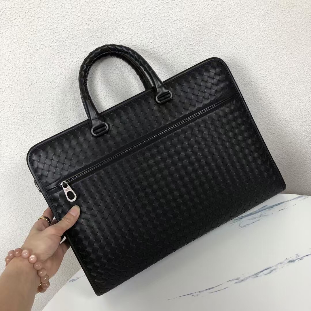 🅿️580 Bottega Venet 🚹男士顶级定制公文包💼无LOGO一样为世人皆知‼秉承着传统手工制作👑采用全皮包边‼️打蜡进口牛皮无缝编织 枪色电泳配件💁🏼‍♂️低调实用 皮质越用越油亮等特点🌟宽敞内部设计 A4文件📃14寸电脑💻都轻松容纳💥可调节织带长肩👑男士🚹理想的移动工作站✅型号：8018#，颜色：黑色，size：41*29*7cm.
