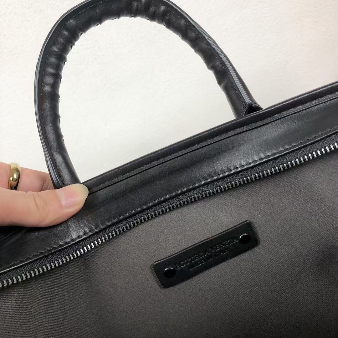 🅿️580 Bottega Venet 🚹男士顶级定制公文包💼无LOGO一样为世人皆知‼秉承着传统手工制作👑采用全皮包边‼️打蜡进口牛皮无缝编织 枪色电泳配件💁🏼‍♂️低调实用 皮质越用越油亮等特点🌟宽敞内部设计 A4文件📃14寸电脑💻都轻松容纳💥可调节织带长肩👑男士🚹理想的移动工作站✅型号：8018#，颜色：黑色，size：41*29*7cm.