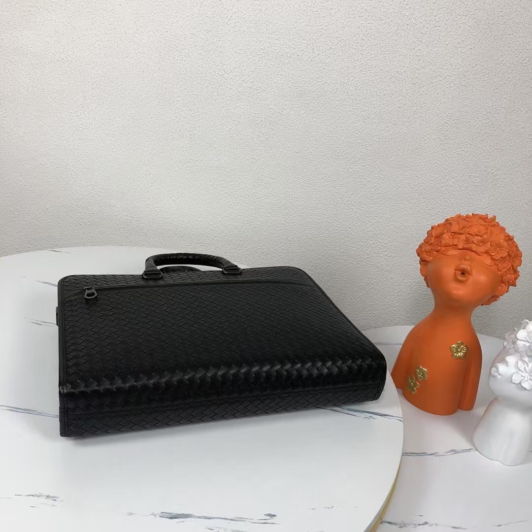 🅿️580 Bottega Venet 🚹男士顶级定制公文包💼无LOGO一样为世人皆知‼秉承着传统手工制作👑采用全皮包边‼️打蜡进口牛皮无缝编织 枪色电泳配件💁🏼‍♂️低调实用 皮质越用越油亮等特点🌟宽敞内部设计 A4文件📃14寸电脑💻都轻松容纳💥可调节织带长肩👑男士🚹理想的移动工作站✅型号：8018#，颜色：黑色，size：41*29*7cm.