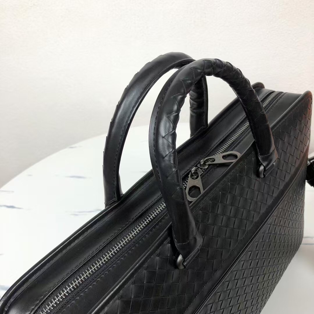 🅿️580 Bottega Venet 🚹男士顶级定制公文包💼无LOGO一样为世人皆知‼秉承着传统手工制作👑采用全皮包边‼️打蜡进口牛皮无缝编织 枪色电泳配件💁🏼‍♂️低调实用 皮质越用越油亮等特点🌟宽敞内部设计 A4文件📃14寸电脑💻都轻松容纳💥可调节织带长肩👑男士🚹理想的移动工作站✅型号：8018#，颜色：黑色，size：41*29*7cm.