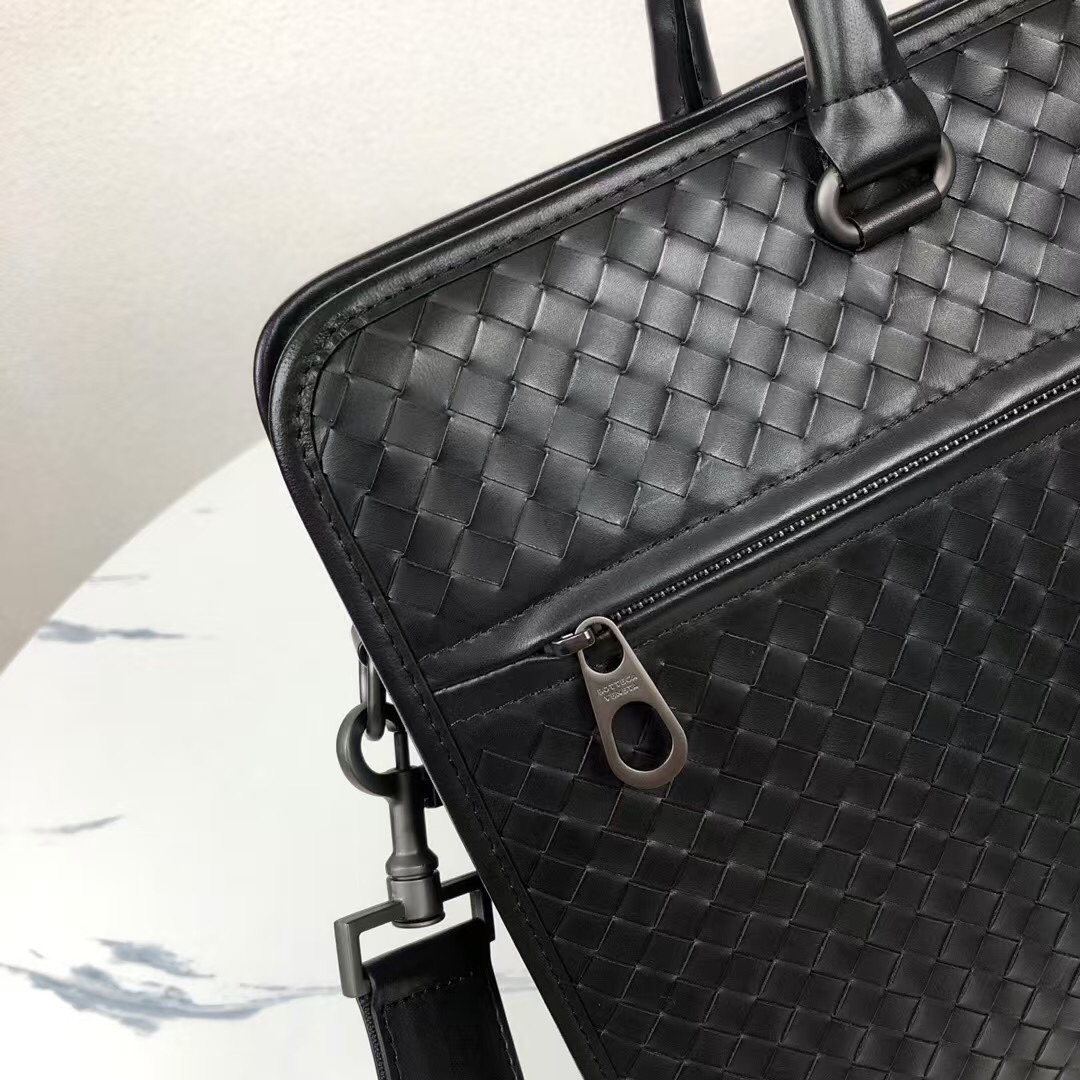🅿️580 Bottega Venet 🚹男士顶级定制公文包💼无LOGO一样为世人皆知‼秉承着传统手工制作👑采用全皮包边‼️打蜡进口牛皮无缝编织 枪色电泳配件💁🏼‍♂️低调实用 皮质越用越油亮等特点🌟宽敞内部设计 A4文件📃14寸电脑💻都轻松容纳💥可调节织带长肩👑男士🚹理想的移动工作站✅型号：8018#，颜色：黑色，size：41*29*7cm.