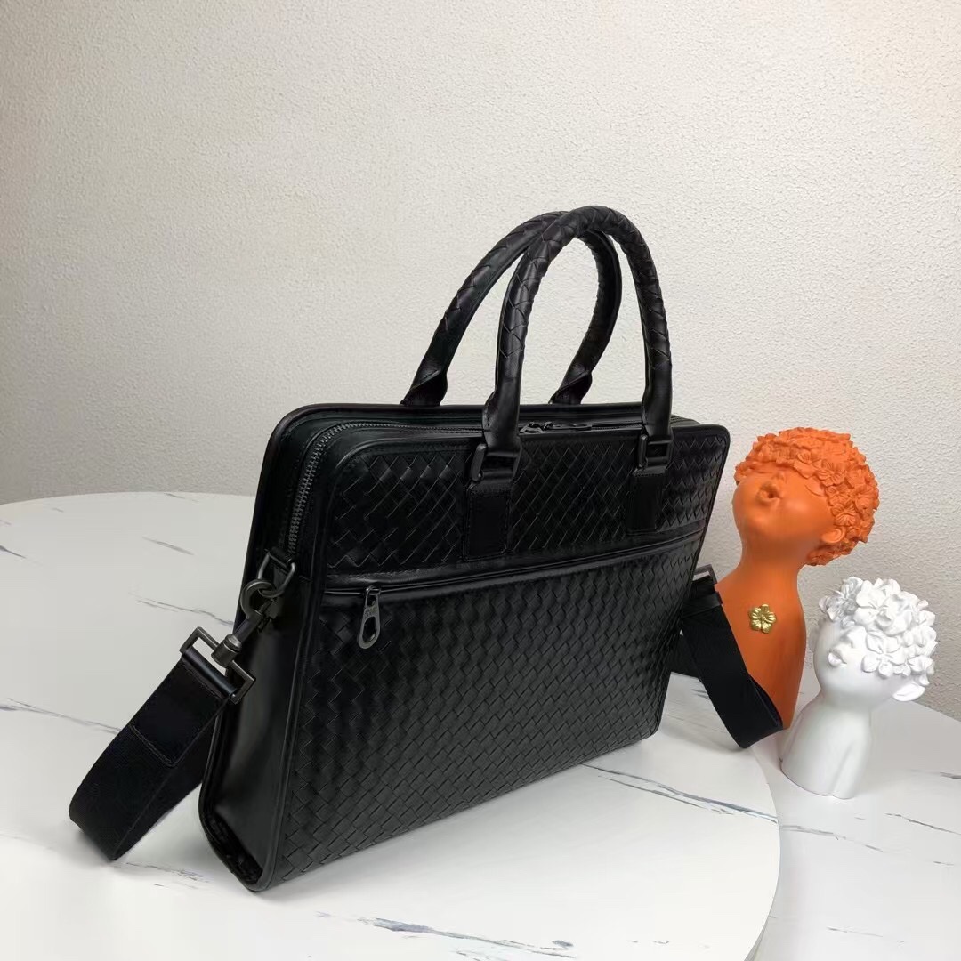 🅿️620 【顶级原单正品】Bottega Venet 🚹男士顶级定制公文包💼无LOGO一样为世人皆知‼秉承着传统手工制作👑采用全皮包边‼️打蜡进口牛皮无缝编织 枪色电泳配件💁🏼‍♂️低调实用 皮质越用越油亮等特点🌟宽敞内部设计 A4文件📃14寸电脑💻都轻松容纳💥可调节织带长肩👑男士🚹理想的移动工作站✅型号：9981#，颜色：黑色，size：41*29*7cm.