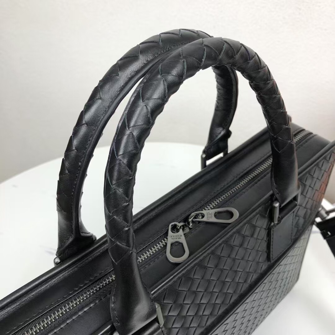 🅿️620 【顶级原单正品】Bottega Venet 🚹男士顶级定制公文包💼无LOGO一样为世人皆知‼秉承着传统手工制作👑采用全皮包边‼️打蜡进口牛皮无缝编织 枪色电泳配件💁🏼‍♂️低调实用 皮质越用越油亮等特点🌟宽敞内部设计 A4文件📃14寸电脑💻都轻松容纳💥可调节织带长肩👑男士🚹理想的移动工作站✅型号：9981#，颜色：黑色，size：41*29*7cm.