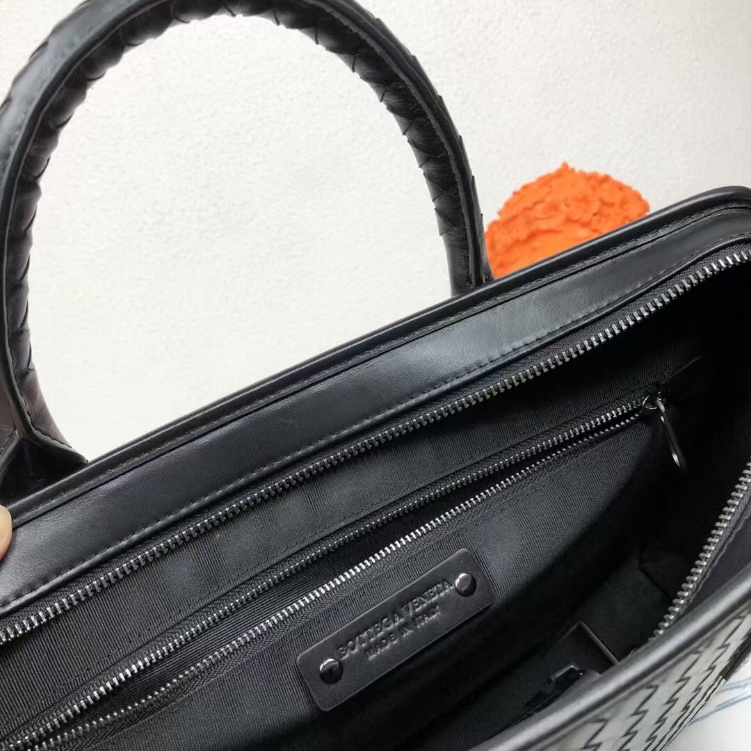 🅿️620 【顶级原单正品】Bottega Venet 🚹男士顶级定制公文包💼无LOGO一样为世人皆知‼秉承着传统手工制作👑采用全皮包边‼️打蜡进口牛皮无缝编织 枪色电泳配件💁🏼‍♂️低调实用 皮质越用越油亮等特点🌟宽敞内部设计 A4文件📃14寸电脑💻都轻松容纳💥可调节织带长肩👑男士🚹理想的移动工作站✅型号：9981#，颜色：黑色，size：41*29*7cm.
