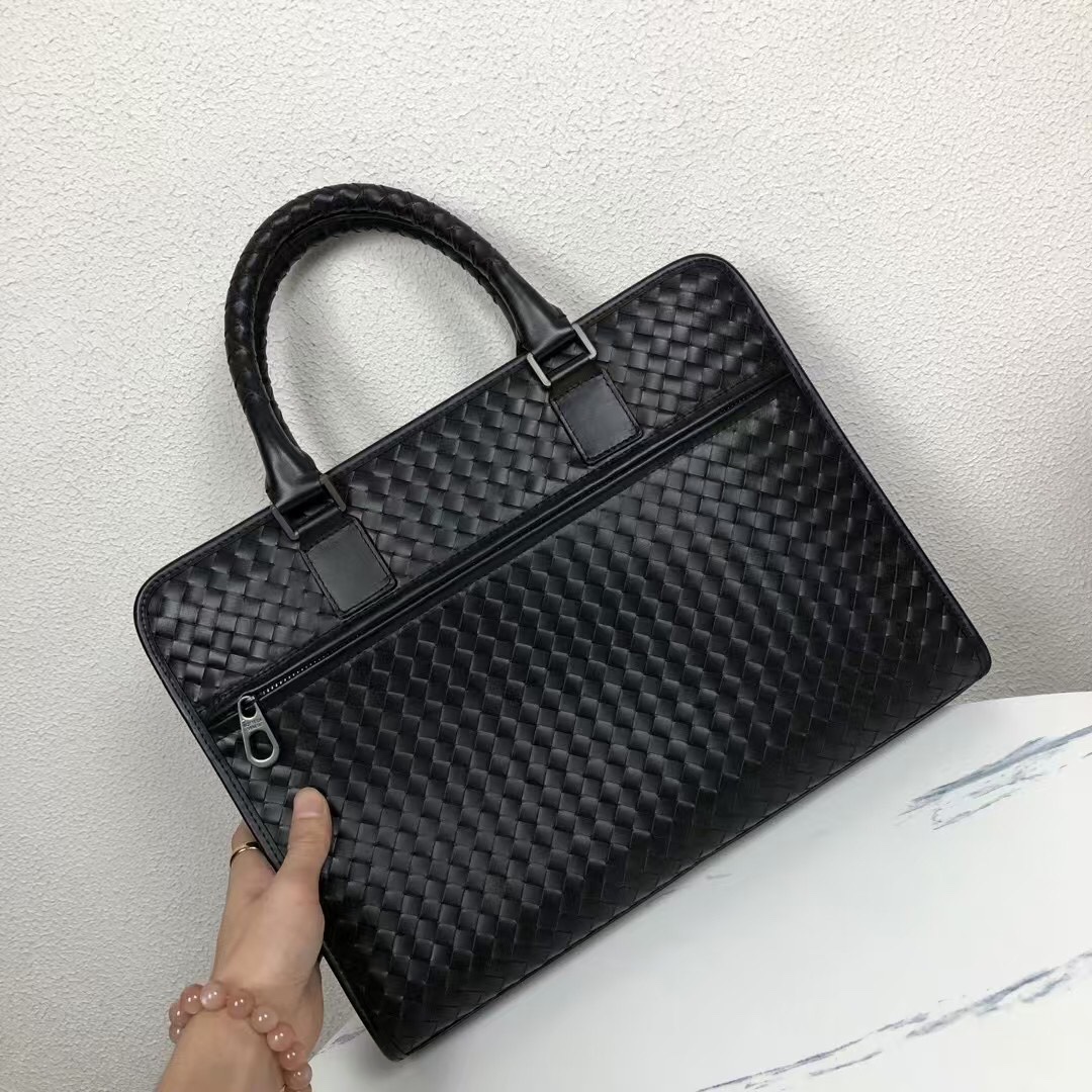 🅿️620 【顶级原单正品】Bottega Venet 🚹男士顶级定制公文包💼无LOGO一样为世人皆知‼秉承着传统手工制作👑采用全皮包边‼️打蜡进口牛皮无缝编织 枪色电泳配件💁🏼‍♂️低调实用 皮质越用越油亮等特点🌟宽敞内部设计 A4文件📃14寸电脑💻都轻松容纳💥可调节织带长肩👑男士🚹理想的移动工作站✅型号：9981#，颜色：黑色，size：41*29*7cm.