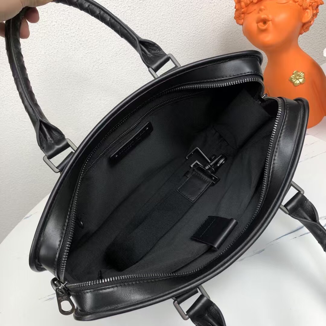 🅿️620 【顶级原单正品】Bottega Venet 🚹男士顶级定制公文包💼无LOGO一样为世人皆知‼秉承着传统手工制作👑采用全皮包边‼️打蜡进口牛皮无缝编织 枪色电泳配件💁🏼‍♂️低调实用 皮质越用越油亮等特点🌟宽敞内部设计 A4文件📃14寸电脑💻都轻松容纳💥可调节织带长肩👑男士🚹理想的移动工作站✅型号：9981#，颜色：黑色，size：41*29*7cm.