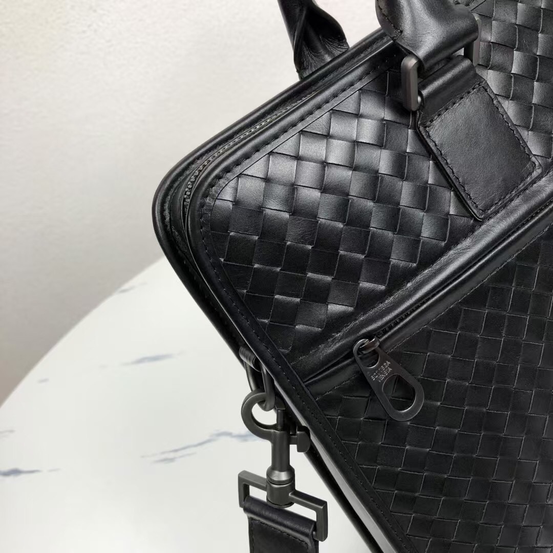 🅿️620 【顶级原单正品】Bottega Venet 🚹男士顶级定制公文包💼无LOGO一样为世人皆知‼秉承着传统手工制作👑采用全皮包边‼️打蜡进口牛皮无缝编织 枪色电泳配件💁🏼‍♂️低调实用 皮质越用越油亮等特点🌟宽敞内部设计 A4文件📃14寸电脑💻都轻松容纳💥可调节织带长肩👑男士🚹理想的移动工作站✅型号：9981#，颜色：黑色，size：41*29*7cm.