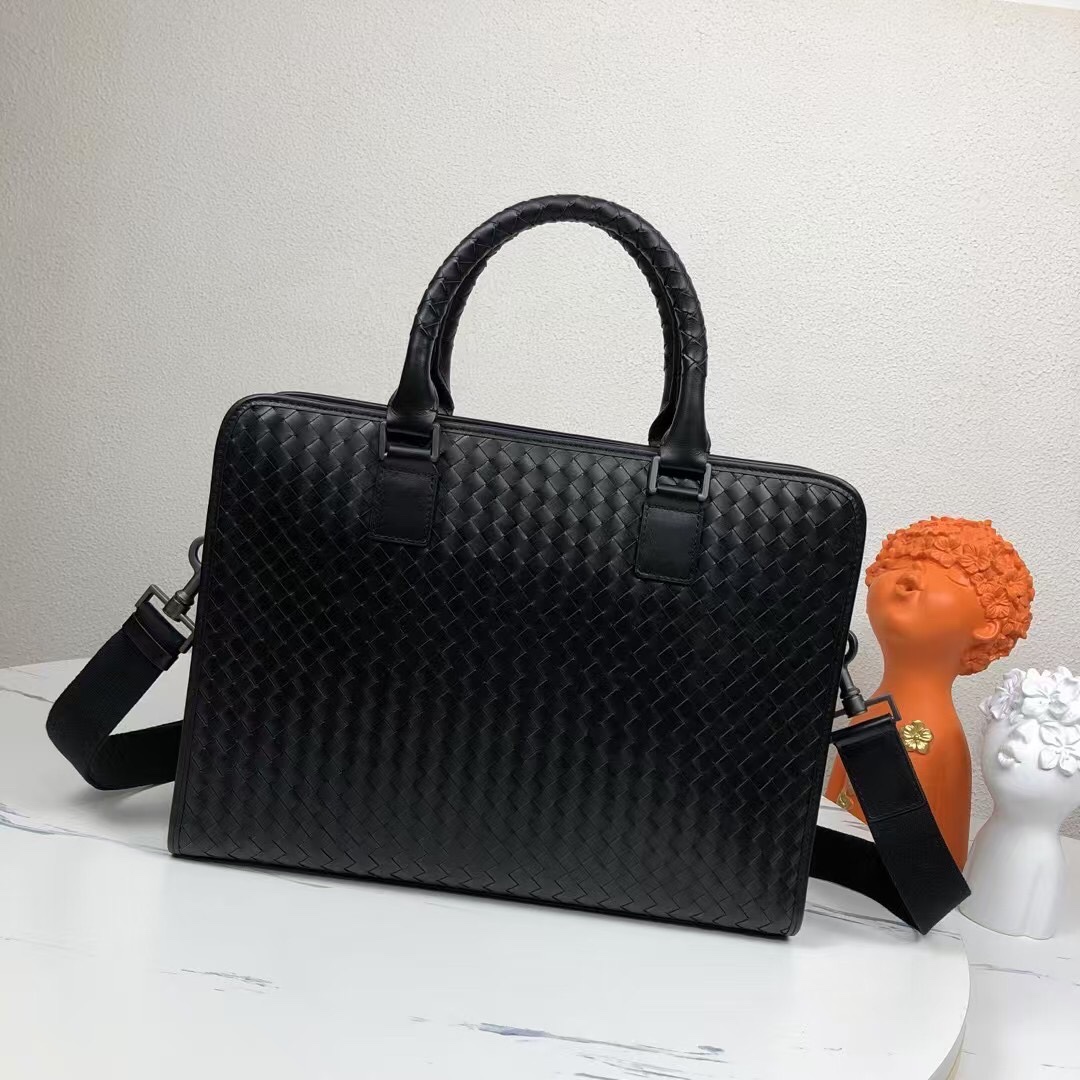 🅿️620 【顶级原单正品】Bottega Venet 🚹男士顶级定制公文包💼无LOGO一样为世人皆知‼秉承着传统手工制作👑采用全皮包边‼️打蜡进口牛皮无缝编织 枪色电泳配件💁🏼‍♂️低调实用 皮质越用越油亮等特点🌟宽敞内部设计 A4文件📃14寸电脑💻都轻松容纳💥可调节织带长肩👑男士🚹理想的移动工作站✅型号：9981#，颜色：黑色，size：41*29*7cm.