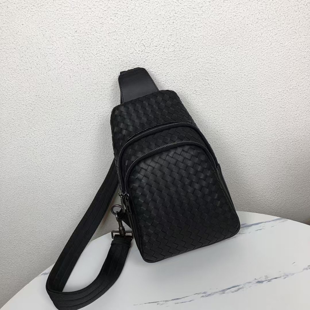 🅿️360 Bv男包胸包，倾向简洁为主 皮质就注定成为重点✨以细节点缀造型诠释男士时尚商务的风格👏🏻进口打蜡牛皮 沉稳低调 实用商务风格⚠️作为男士基础单品最适合不过⚠️完全兼顾日常出行 上班必须💪🏻款号：6802-4#💪🏻尺寸： 30×20×10cm.
