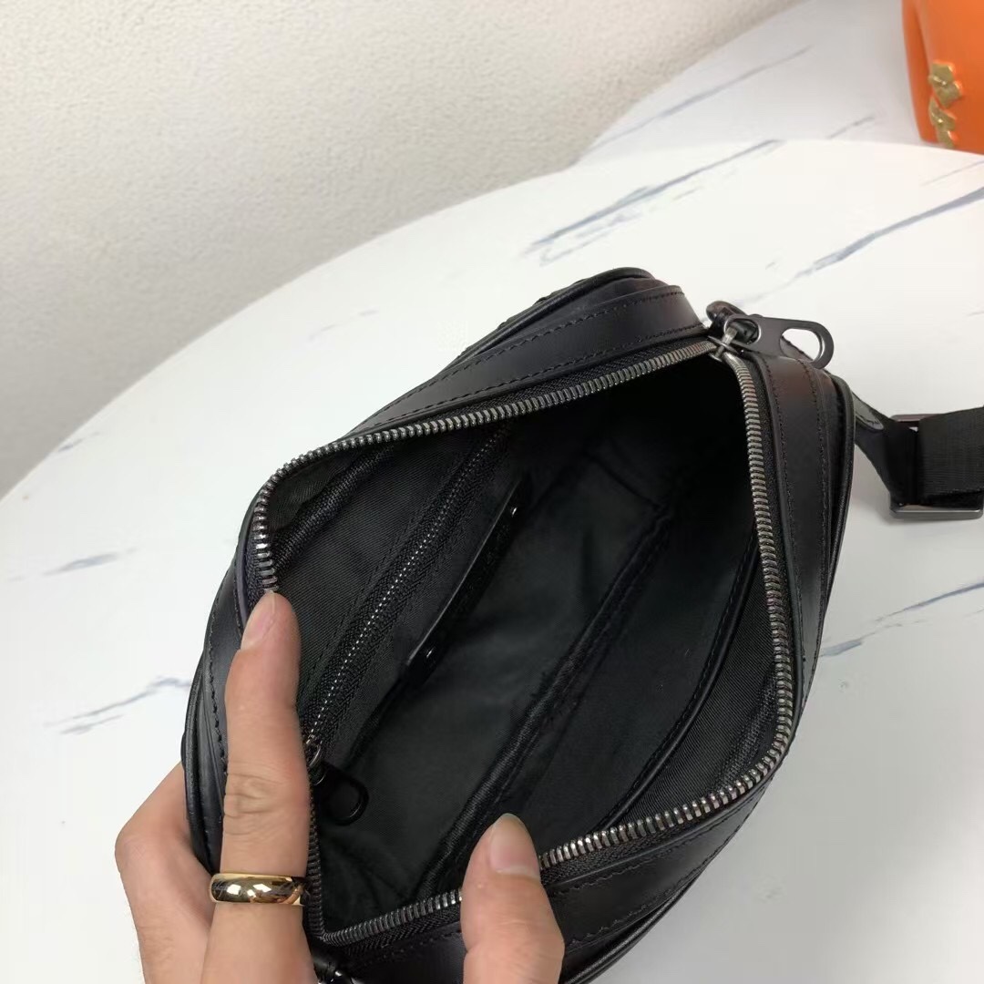 🅿️380 BV 最新款男士斜挎包 原单品质 官网同步 采用顶级打腊胎牛皮 手感超赞 专柜原装五金 独特的设计风格 完美至极 细节做工精致 大气中有内涵 高端上档次 高品质✅型号：2301#，颜色：黑色，尺寸：23-15-6cm。