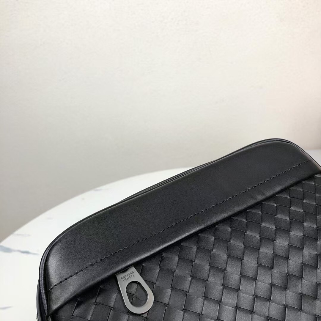 🅿️380 BV 最新款男士斜挎包 原单品质 官网同步 采用顶级打腊胎牛皮 手感超赞 专柜原装五金 独特的设计风格 完美至极 细节做工精致 大气中有内涵 高端上档次 高品质✅型号：2301#，颜色：黑色，尺寸：23-15-6cm。