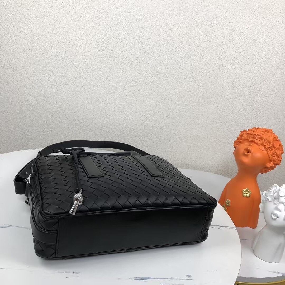 🅿️680 BV 新款Getaway 大号公文包  这款可套拉杠箱的公文包！大实用👋简简单单的包型  编织是Bv Logo 性的标识 极具品牌特色 采用柔软有型的牛皮编织👍，2个拉链隔层，内里另有笔记本电脑隔层和一个拉链袋，即能装电脑又能收纳日常物品☄️ 选择这款高品质商务公文包，为你的职场之旅锦上添花吧🫶
尺寸：39x28.5x8cm
