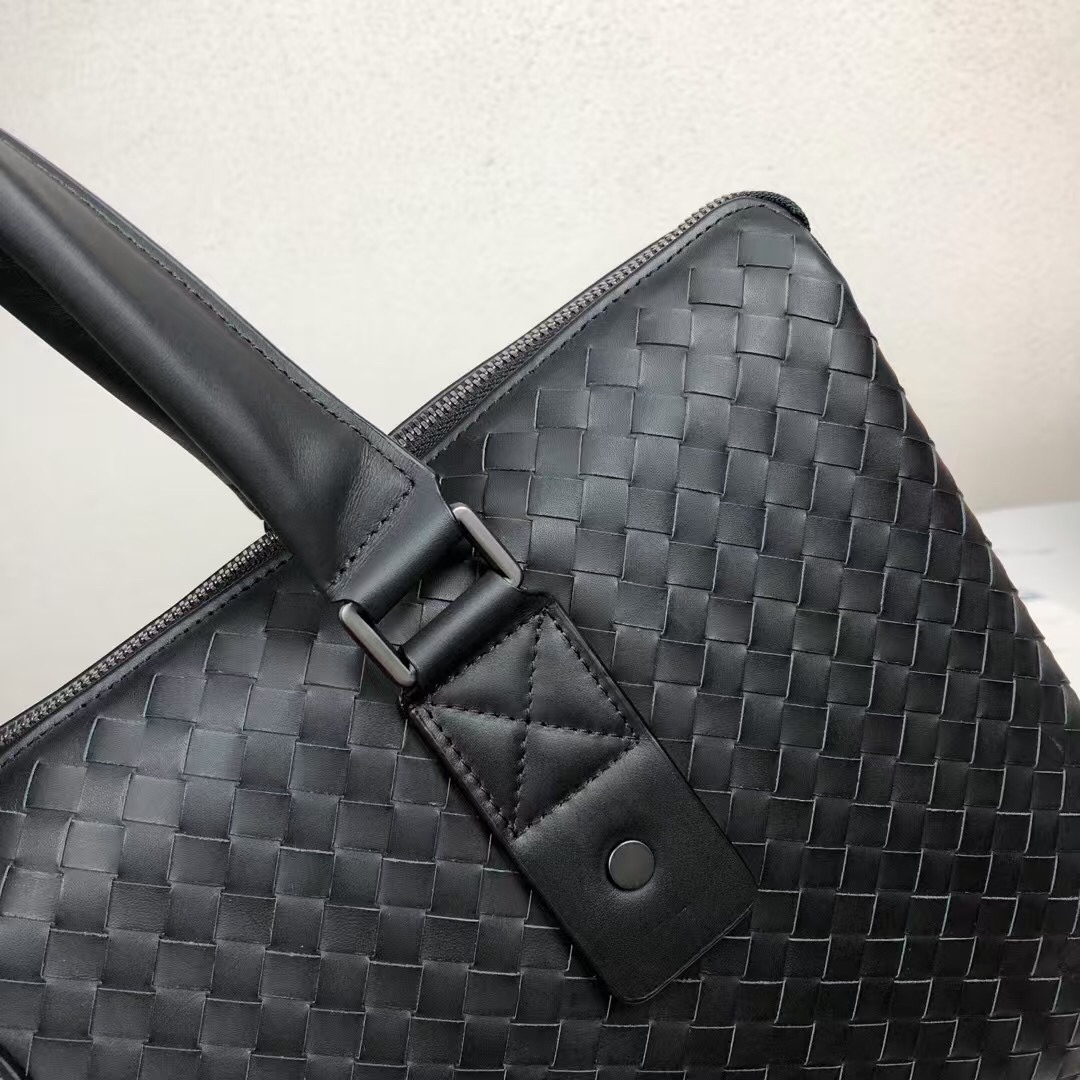🅿️680 BV多格层海外原单品质专柜同步狠货来袭顶级打蜡牛皮，专柜原单五金，独特的设计风格完美至极！让时尚变得无止境[强][强]那质感和[胜利]那手工无可挑剔，独一无二的它，大气中有内涵。所有材料都精挑细选用🙏用心储备。顶级手工.媲美专柜，识货首选✅型号：828#，颜色：黑色，尺寸：40/26/10cm