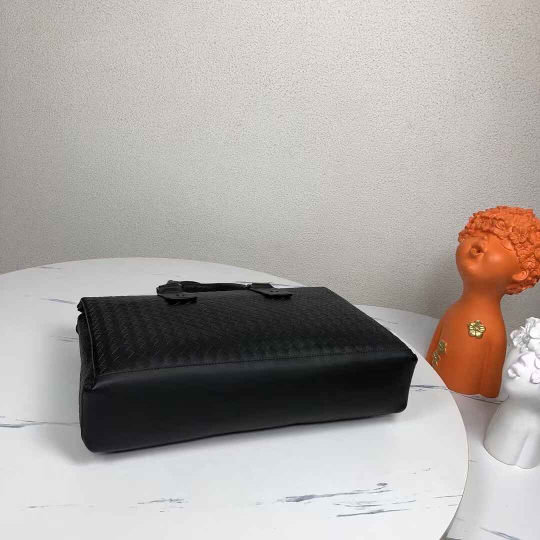 🅿️680 BV多格层海外原单品质专柜同步狠货来袭顶级打蜡牛皮，专柜原单五金，独特的设计风格完美至极！让时尚变得无止境[强][强]那质感和[胜利]那手工无可挑剔，独一无二的它，大气中有内涵。所有材料都精挑细选用🙏用心储备。顶级手工.媲美专柜，识货首选✅型号：828#，颜色：黑色，尺寸：40/26/10cm