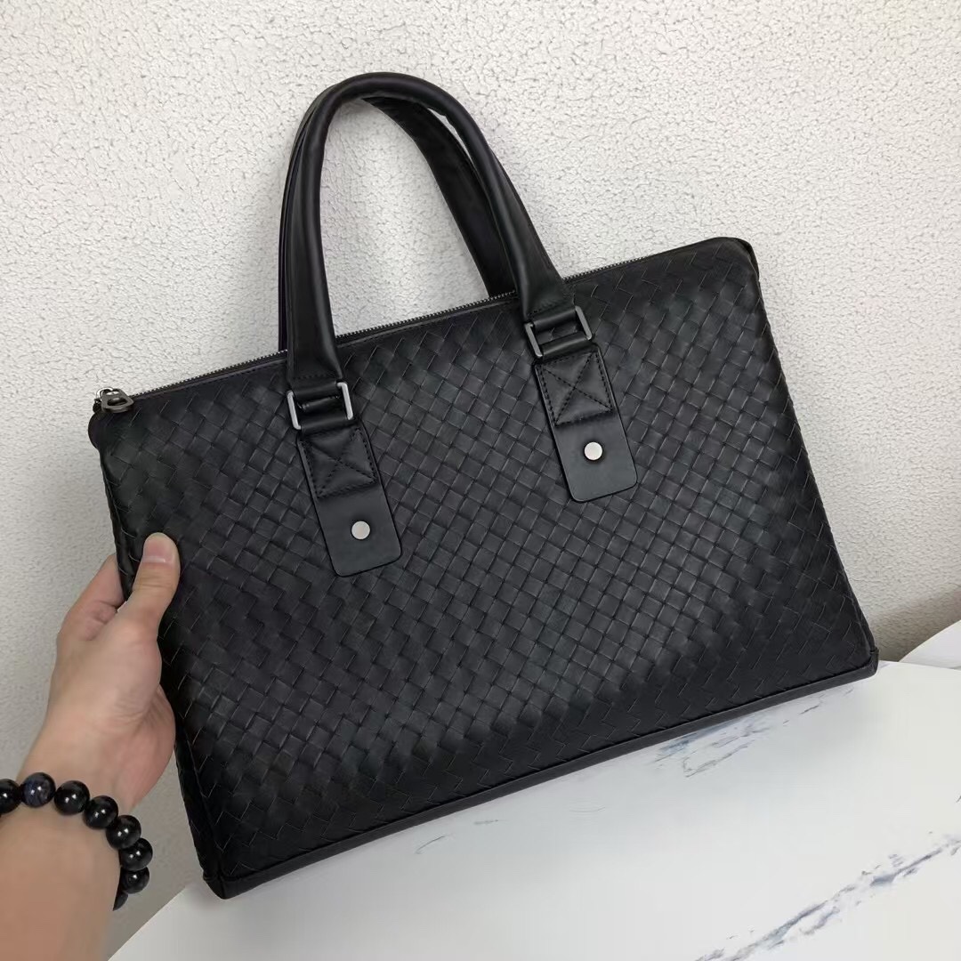 🅿️680 BV多格层海外原单品质专柜同步狠货来袭顶级打蜡牛皮，专柜原单五金，独特的设计风格完美至极！让时尚变得无止境[强][强]那质感和[胜利]那手工无可挑剔，独一无二的它，大气中有内涵。所有材料都精挑细选用🙏用心储备。顶级手工.媲美专柜，识货首选✅型号：828#，颜色：黑色，尺寸：40/26/10cm