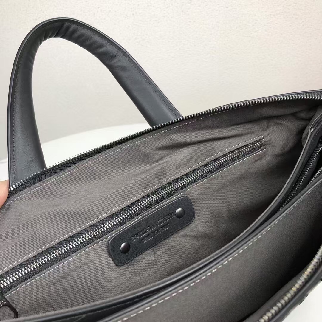 🅿️680 BV多格层海外原单品质专柜同步狠货来袭顶级打蜡牛皮，专柜原单五金，独特的设计风格完美至极！让时尚变得无止境[强][强]那质感和[胜利]那手工无可挑剔，独一无二的它，大气中有内涵。所有材料都精挑细选用🙏用心储备。顶级手工.媲美专柜，识货首选✅型号：828#，颜色：黑色，尺寸：40/26/10cm