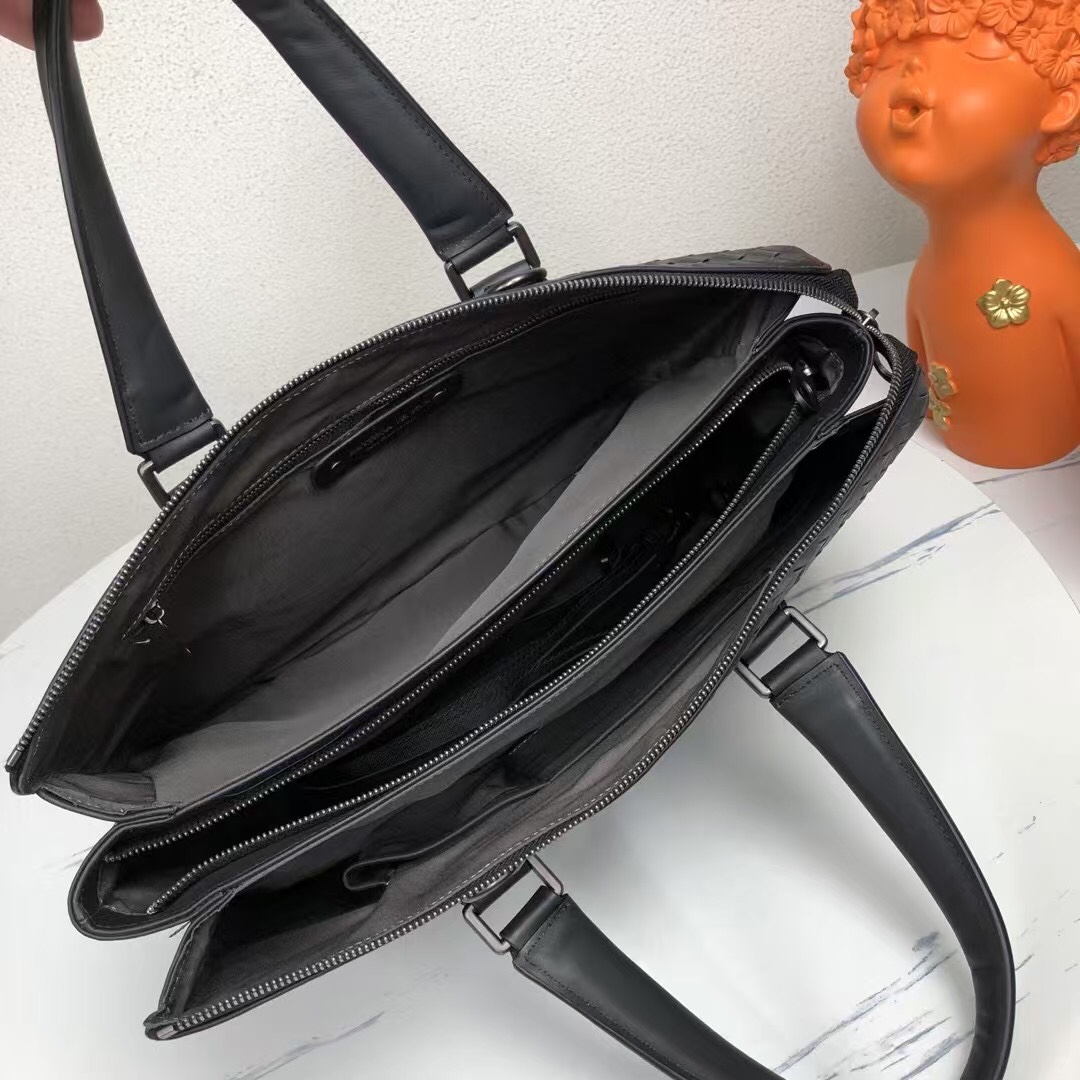 🅿️680 BV多格层海外原单品质专柜同步狠货来袭顶级打蜡牛皮，专柜原单五金，独特的设计风格完美至极！让时尚变得无止境[强][强]那质感和[胜利]那手工无可挑剔，独一无二的它，大气中有内涵。所有材料都精挑细选用🙏用心储备。顶级手工.媲美专柜，识货首选✅型号：828#，颜色：黑色，尺寸：40/26/10cm