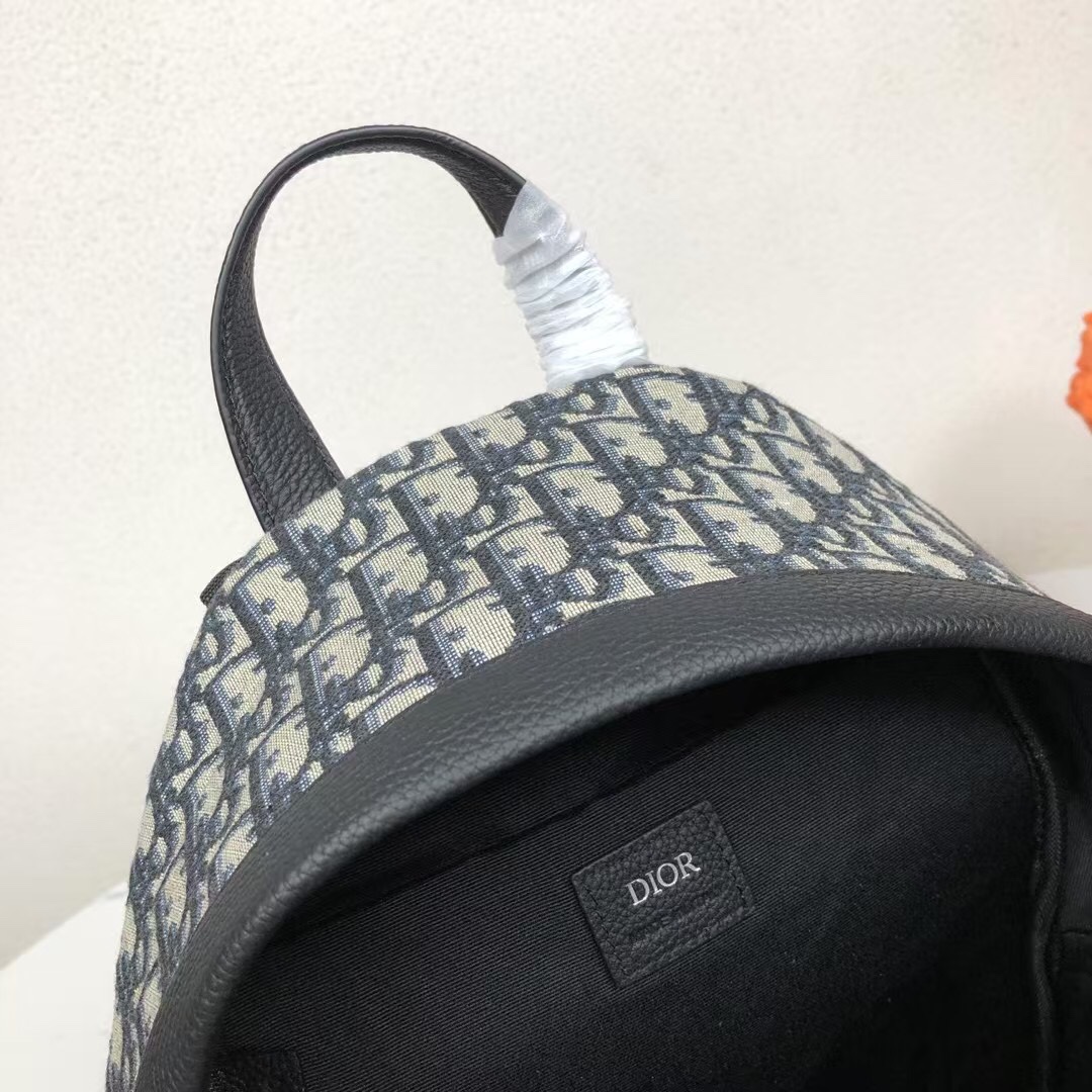 🅿️450【市场最高版本,欢迎对比】
儿童骑手背包
米色和蓝色迪奥斜提花
参考:1VOBA088#(小号)
骑士背包的低调轮廓让人联想到经典的学校背包。这款设计灵感源自 Dior 男士系列,并以米色和蓝色提花面料更新,并饰有 Dior Oblique 图案。双面拉链、正面的大拉链口袋、可调节的带衬垫肩带和其他方便的细节使这款包成为日常必备的配饰。
压花 Dior 标记衬垫背面,用技术网布加固
金属迪奥特色,正面饰面钌饰面
双面拉链
可调节带衬垫黑色尼龙肩带,黑色小牛皮细节
顶部皮革手柄
正面拉链口袋
内侧贴袋
意大利制造
尺寸:26 x 37 x 15 厘米