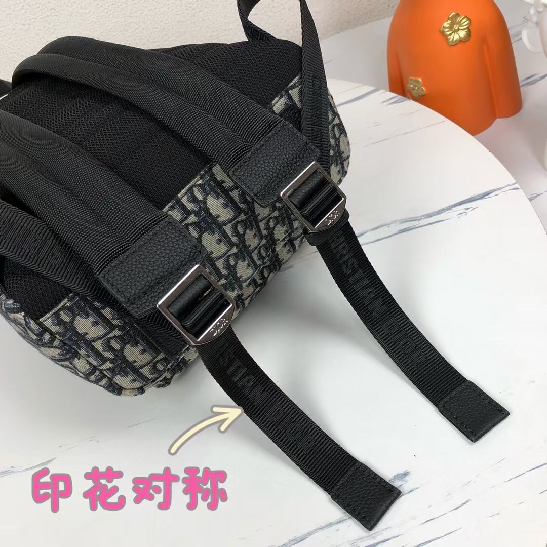 🅿️450【市场最高版本,欢迎对比】
儿童骑手背包
米色和蓝色迪奥斜提花
参考:1VOBA088#(小号)
骑士背包的低调轮廓让人联想到经典的学校背包。这款设计灵感源自 Dior 男士系列,并以米色和蓝色提花面料更新,并饰有 Dior Oblique 图案。双面拉链、正面的大拉链口袋、可调节的带衬垫肩带和其他方便的细节使这款包成为日常必备的配饰。
压花 Dior 标记衬垫背面,用技术网布加固
金属迪奥特色,正面饰面钌饰面
双面拉链
可调节带衬垫黑色尼龙肩带,黑色小牛皮细节
顶部皮革手柄
正面拉链口袋
内侧贴袋
意大利制造
尺寸:26 x 37 x 15 厘米