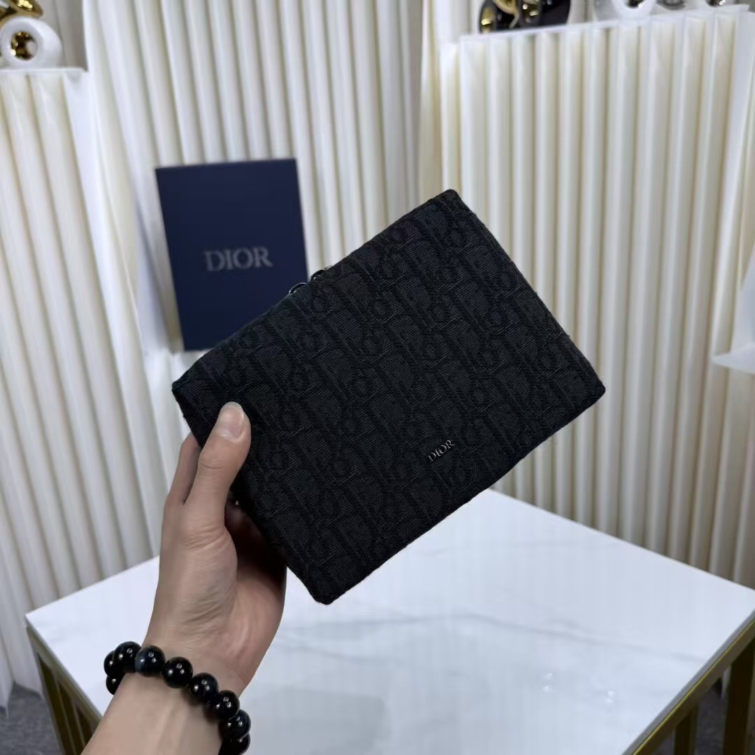 🅿️270【市场最高版本,欢迎对比】
旅行手拿包
黑色 Oblique 印花面料
编号: 2ESCA527YKY_H03E
这款旅行手拿包实用又时尚。采用黑色 Oblique 印花面料等材质精心制作,正面饰以 Dior 标志提升格调。缝有三角形衬料的设计,宽大的拉链隔层设有三个插袋和弹力带,便于收纳日常用品。可手拿或放入手袋中。
主体:棉,牛皮革,科技面料
里料:棉,科技面料,牛皮革
拉链主隔层
3 个内部插袋
内部饰有三个弹力带
正面饰以金属覆层铜合金 Dior 标志
内部饰有 Dior 压花标志
内含防尘袋
尺寸:19 x 14 x 6 厘米(长 x 高 x 宽)