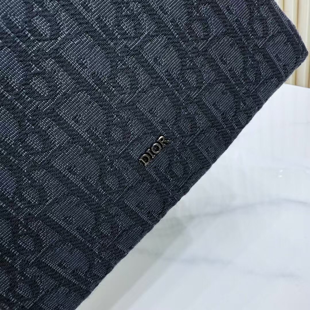 🅿️270【市场最高版本,欢迎对比】
旅行手拿包
黑色 Oblique 印花面料
编号: 2ESCA527YKY_H03E
这款旅行手拿包实用又时尚。采用黑色 Oblique 印花面料等材质精心制作,正面饰以 Dior 标志提升格调。缝有三角形衬料的设计,宽大的拉链隔层设有三个插袋和弹力带,便于收纳日常用品。可手拿或放入手袋中。
主体:棉,牛皮革,科技面料
里料:棉,科技面料,牛皮革
拉链主隔层
3 个内部插袋
内部饰有三个弹力带
正面饰以金属覆层铜合金 Dior 标志
内部饰有 Dior 压花标志
内含防尘袋
尺寸:19 x 14 x 6 厘米(长 x 高 x 宽)