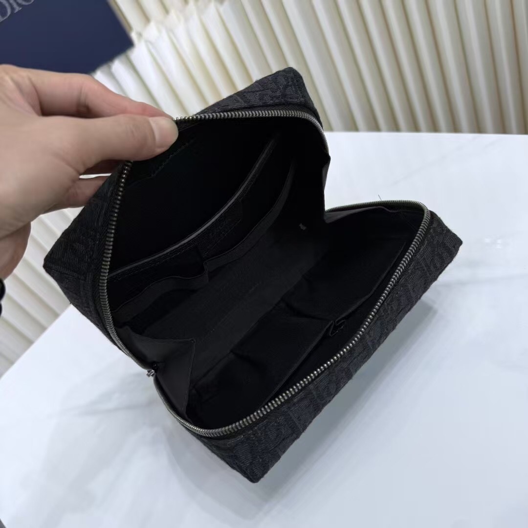 🅿️270【市场最高版本,欢迎对比】
旅行手拿包
黑色 Oblique 印花面料
编号: 2ESCA527YKY_H03E
这款旅行手拿包实用又时尚。采用黑色 Oblique 印花面料等材质精心制作,正面饰以 Dior 标志提升格调。缝有三角形衬料的设计,宽大的拉链隔层设有三个插袋和弹力带,便于收纳日常用品。可手拿或放入手袋中。
主体:棉,牛皮革,科技面料
里料:棉,科技面料,牛皮革
拉链主隔层
3 个内部插袋
内部饰有三个弹力带
正面饰以金属覆层铜合金 Dior 标志
内部饰有 Dior 压花标志
内含防尘袋
尺寸:19 x 14 x 6 厘米(长 x 高 x 宽)