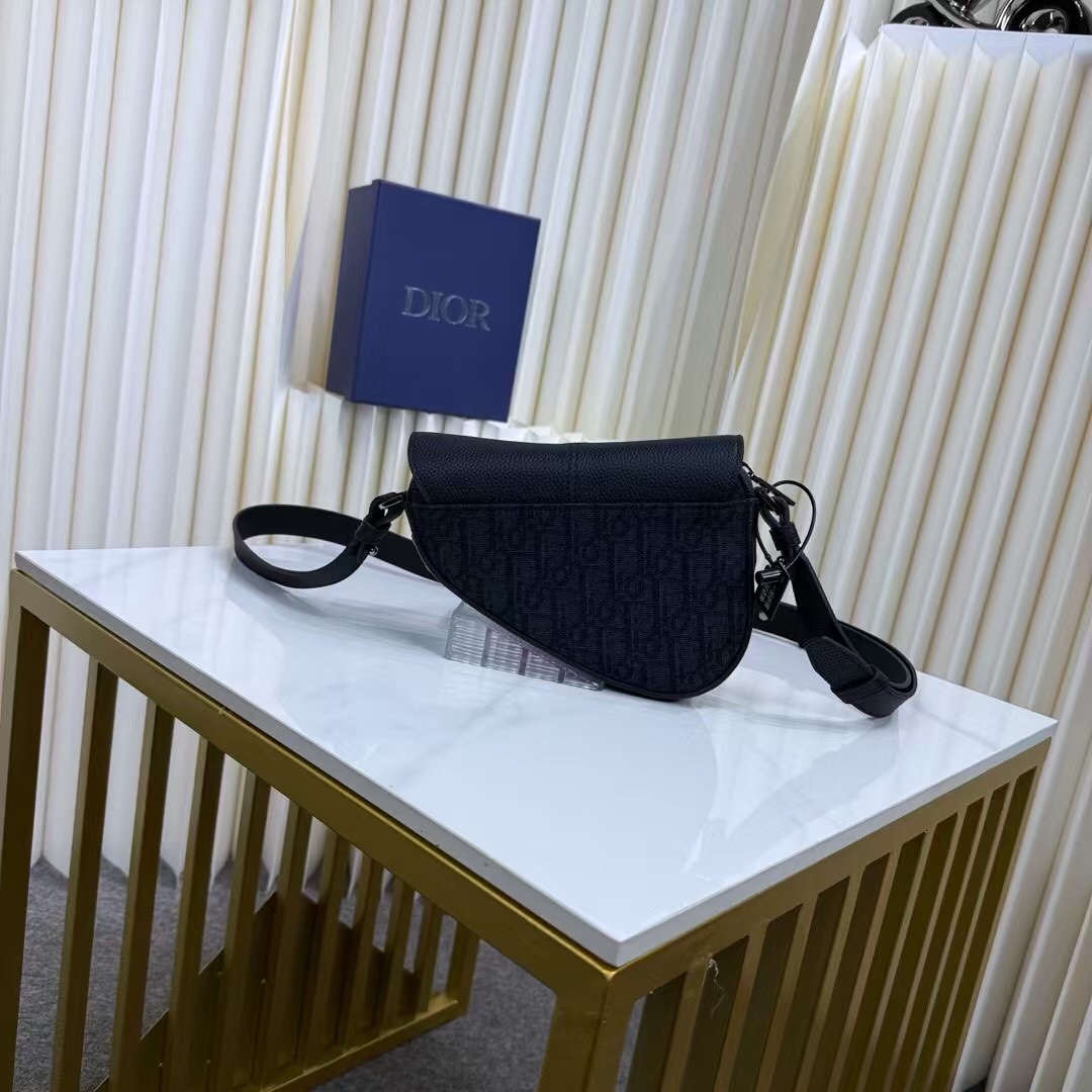 🅿️390【市场最高版本(原单品质)正品打版】
迷你马鞍包
黑色 Oblique 印花面料和黑色粒面牛皮革
编号: 2ADCA543YKS_H03E
这款马鞍包以现代结构全新演绎经典设计。采用黑色 Oblique 印花面料精心制作,饰以经典的黑色粒面牛皮革磁性翻盖,搭配隐藏式拉链开合。内部设有大号隔层和插袋,可收纳各种日常用品。迷你款式,搭配可调节、可拆卸的皮革肩带,可手提、肩背或斜挎。
主体:棉,牛皮革,科技面料
里料:科技面料,棉,牛皮革
主隔层搭配马鞍翻盖
内部插袋
磁性翻盖开合搭配隐藏式拉链
可调节、可拆卸的皮革肩带
正面饰以金属覆层铜合金 Dior 标志
内部饰有 Dior 压花标志
内含防尘袋
尺寸:19.5 x 15 x 5.5 厘米(长 x 高 x 宽)
主隔层可收纳 2 部手机
肩带长度:103 - 127 厘米
肩带顶端至手袋顶端长度:46 - 59 厘米