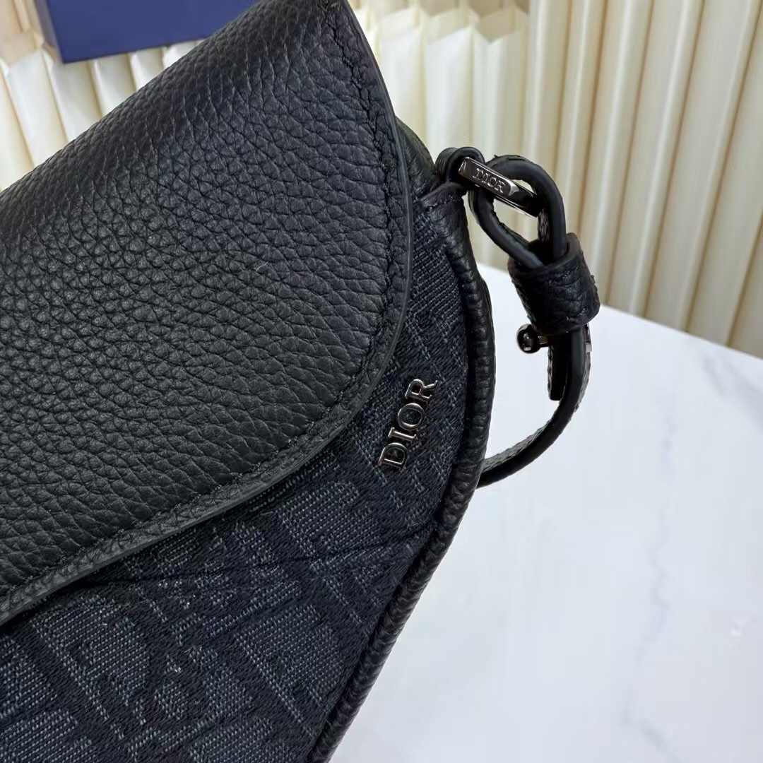 🅿️390【市场最高版本(原单品质)正品打版】
迷你马鞍包
黑色 Oblique 印花面料和黑色粒面牛皮革
编号: 2ADCA543YKS_H03E
这款马鞍包以现代结构全新演绎经典设计。采用黑色 Oblique 印花面料精心制作,饰以经典的黑色粒面牛皮革磁性翻盖,搭配隐藏式拉链开合。内部设有大号隔层和插袋,可收纳各种日常用品。迷你款式,搭配可调节、可拆卸的皮革肩带,可手提、肩背或斜挎。
主体:棉,牛皮革,科技面料
里料:科技面料,棉,牛皮革
主隔层搭配马鞍翻盖
内部插袋
磁性翻盖开合搭配隐藏式拉链
可调节、可拆卸的皮革肩带
正面饰以金属覆层铜合金 Dior 标志
内部饰有 Dior 压花标志
内含防尘袋
尺寸:19.5 x 15 x 5.5 厘米(长 x 高 x 宽)
主隔层可收纳 2 部手机
肩带长度:103 - 127 厘米
肩带顶端至手袋顶端长度:46 - 59 厘米