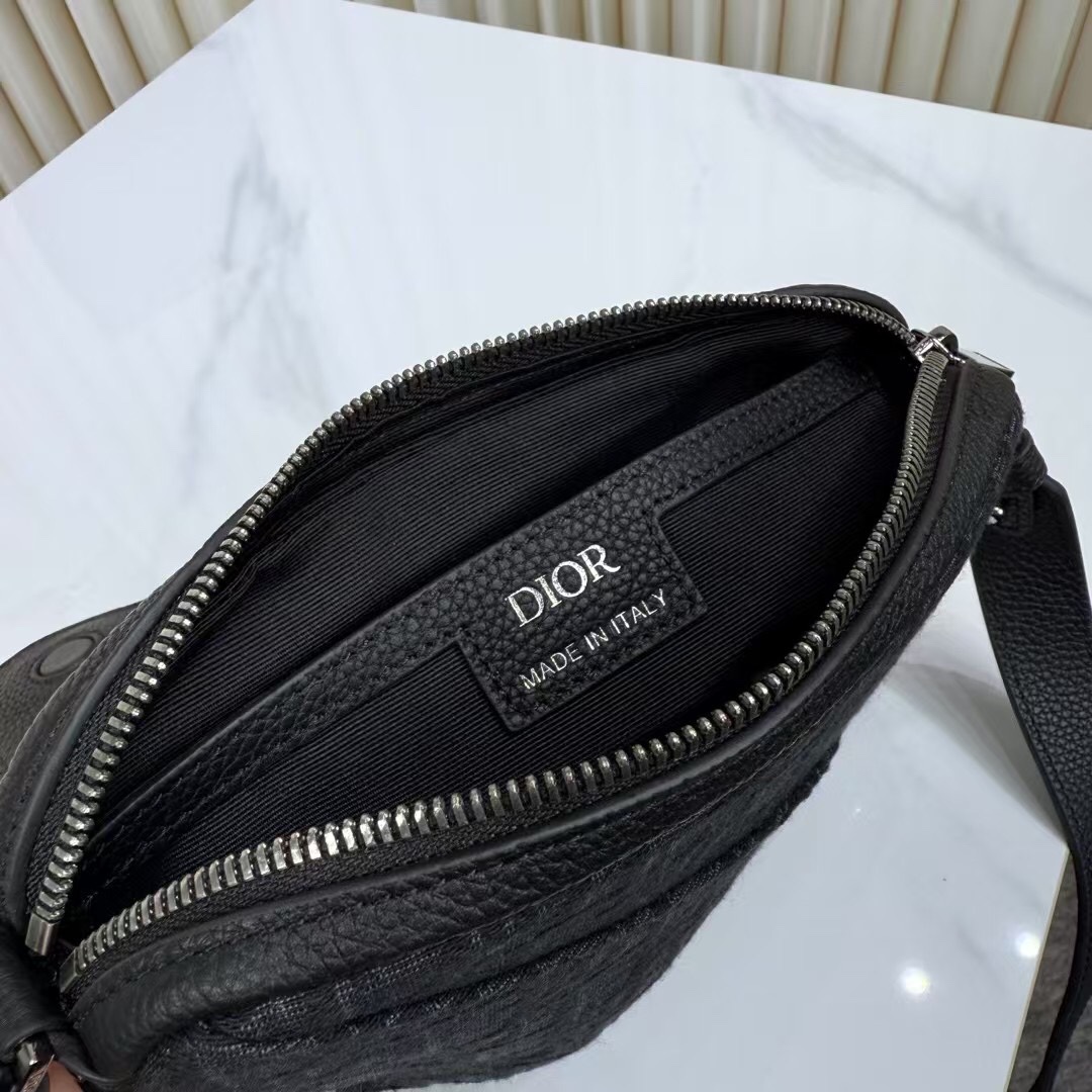 🅿️390【市场最高版本(原单品质)正品打版】
迷你马鞍包
黑色 Oblique 印花面料和黑色粒面牛皮革
编号: 2ADCA543YKS_H03E
这款马鞍包以现代结构全新演绎经典设计。采用黑色 Oblique 印花面料精心制作,饰以经典的黑色粒面牛皮革磁性翻盖,搭配隐藏式拉链开合。内部设有大号隔层和插袋,可收纳各种日常用品。迷你款式,搭配可调节、可拆卸的皮革肩带,可手提、肩背或斜挎。
主体:棉,牛皮革,科技面料
里料:科技面料,棉,牛皮革
主隔层搭配马鞍翻盖
内部插袋
磁性翻盖开合搭配隐藏式拉链
可调节、可拆卸的皮革肩带
正面饰以金属覆层铜合金 Dior 标志
内部饰有 Dior 压花标志
内含防尘袋
尺寸:19.5 x 15 x 5.5 厘米(长 x 高 x 宽)
主隔层可收纳 2 部手机
肩带长度:103 - 127 厘米
肩带顶端至手袋顶端长度:46 - 59 厘米