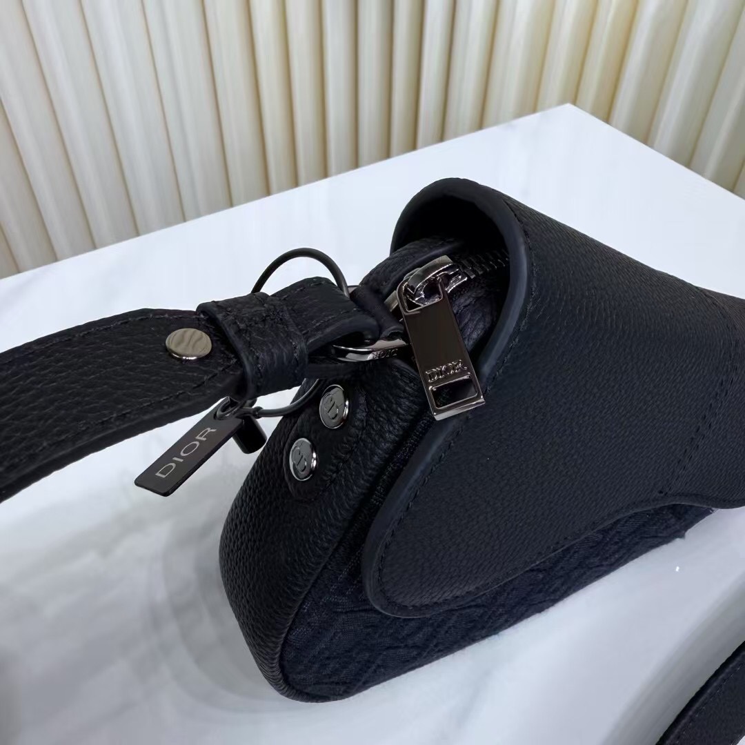 🅿️390【市场最高版本(原单品质)正品打版】
迷你马鞍包
黑色 Oblique 印花面料和黑色粒面牛皮革
编号: 2ADCA543YKS_H03E
这款马鞍包以现代结构全新演绎经典设计。采用黑色 Oblique 印花面料精心制作,饰以经典的黑色粒面牛皮革磁性翻盖,搭配隐藏式拉链开合。内部设有大号隔层和插袋,可收纳各种日常用品。迷你款式,搭配可调节、可拆卸的皮革肩带,可手提、肩背或斜挎。
主体:棉,牛皮革,科技面料
里料:科技面料,棉,牛皮革
主隔层搭配马鞍翻盖
内部插袋
磁性翻盖开合搭配隐藏式拉链
可调节、可拆卸的皮革肩带
正面饰以金属覆层铜合金 Dior 标志
内部饰有 Dior 压花标志
内含防尘袋
尺寸:19.5 x 15 x 5.5 厘米(长 x 高 x 宽)
主隔层可收纳 2 部手机
肩带长度:103 - 127 厘米
肩带顶端至手袋顶端长度:46 - 59 厘米