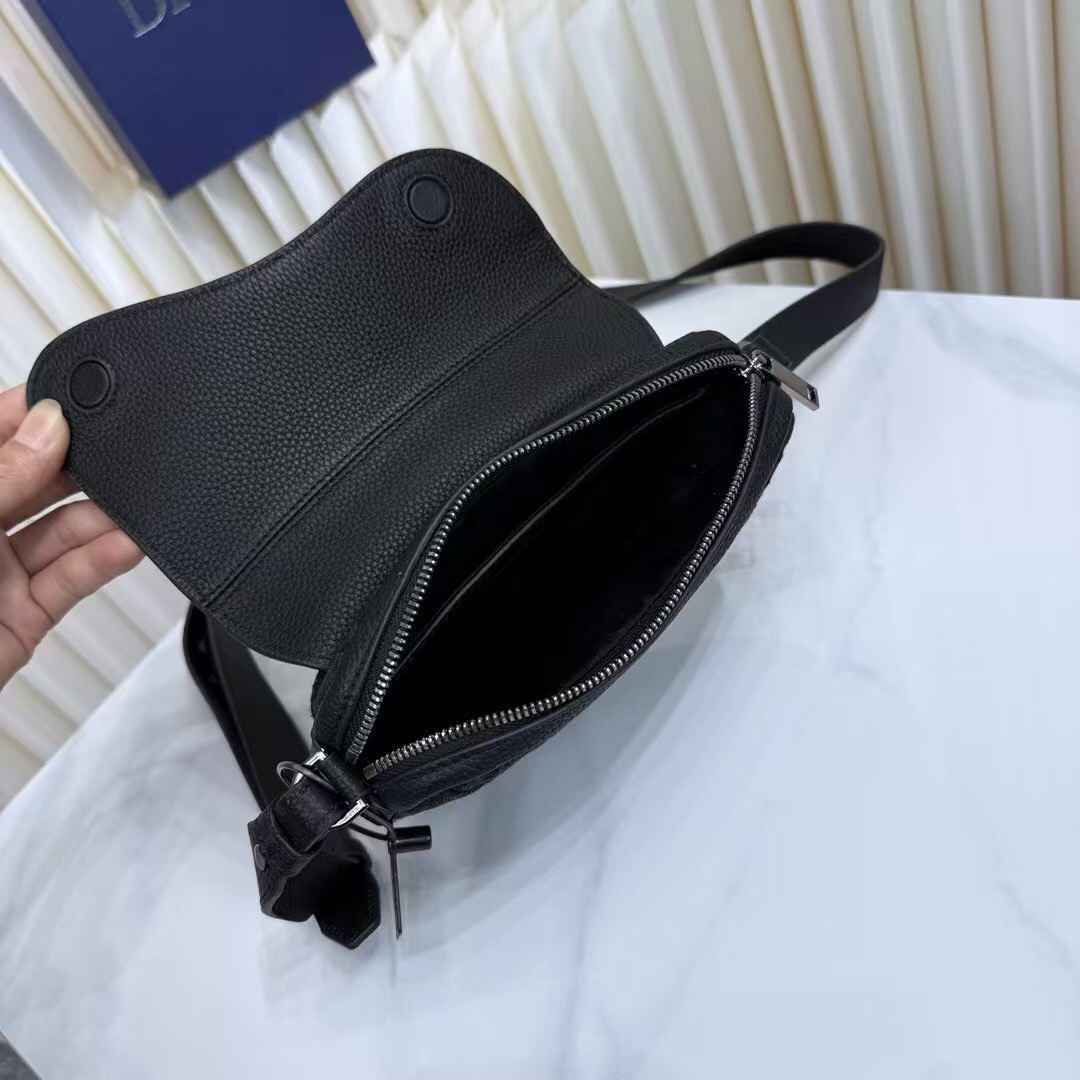 🅿️390【市场最高版本(原单品质)正品打版】
迷你马鞍包
黑色 Oblique 印花面料和黑色粒面牛皮革
编号: 2ADCA543YKS_H03E
这款马鞍包以现代结构全新演绎经典设计。采用黑色 Oblique 印花面料精心制作,饰以经典的黑色粒面牛皮革磁性翻盖,搭配隐藏式拉链开合。内部设有大号隔层和插袋,可收纳各种日常用品。迷你款式,搭配可调节、可拆卸的皮革肩带,可手提、肩背或斜挎。
主体:棉,牛皮革,科技面料
里料:科技面料,棉,牛皮革
主隔层搭配马鞍翻盖
内部插袋
磁性翻盖开合搭配隐藏式拉链
可调节、可拆卸的皮革肩带
正面饰以金属覆层铜合金 Dior 标志
内部饰有 Dior 压花标志
内含防尘袋
尺寸:19.5 x 15 x 5.5 厘米(长 x 高 x 宽)
主隔层可收纳 2 部手机
肩带长度:103 - 127 厘米
肩带顶端至手袋顶端长度:46 - 59 厘米