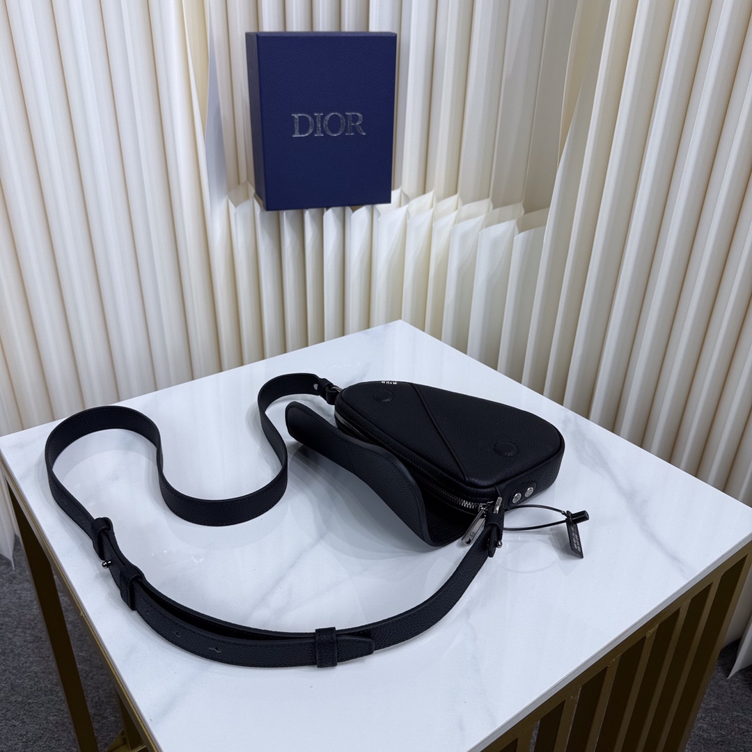 🅿️420【市场最高版本(原单品质)正品打版】
迷你马鞍包
黑色 Dior Icons 牛皮革
编号: 2ADCA543KEN_H00N
这款马鞍包于迪奥二零二五夏季男装系列发布秀上精彩亮相,以现代结构重新诠释经典设计。黑色 Dior Icons 牛皮革材质,经典的磁性翻盖搭配隐藏式拉链开合提升格调,彰显 Dior 工坊的精湛工艺。内部里料饰以人字形图案,设有大号隔层和插袋,可收纳各种日常用品。迷你款式,搭配可调节、可拆卸的皮革肩带,可手提、肩背或斜挎。
主体:牛皮革
里料:棉
主隔层搭配马鞍翻盖
内部插袋
磁性翻盖开合搭配隐藏式拉链
可调节、可拆卸的皮革肩带
正面饰以复古银色饰面铜合金 Dior 标志
内部饰有 Dior 压花标志
内含防尘袋
尺寸:19.5 x 15 x 5.5 厘米(长 x 高 x 宽)
主隔层可收纳 2 部手机
肩带长度:103 - 127 厘米
肩带顶端至手袋顶端长度:46 - 59 厘米