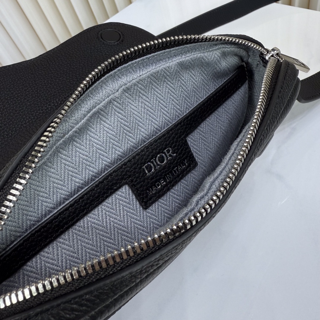 🅿️420【市场最高版本(原单品质)正品打版】
迷你马鞍包
黑色 Dior Icons 牛皮革
编号: 2ADCA543KEN_H00N
这款马鞍包于迪奥二零二五夏季男装系列发布秀上精彩亮相,以现代结构重新诠释经典设计。黑色 Dior Icons 牛皮革材质,经典的磁性翻盖搭配隐藏式拉链开合提升格调,彰显 Dior 工坊的精湛工艺。内部里料饰以人字形图案,设有大号隔层和插袋,可收纳各种日常用品。迷你款式,搭配可调节、可拆卸的皮革肩带,可手提、肩背或斜挎。
主体:牛皮革
里料:棉
主隔层搭配马鞍翻盖
内部插袋
磁性翻盖开合搭配隐藏式拉链
可调节、可拆卸的皮革肩带
正面饰以复古银色饰面铜合金 Dior 标志
内部饰有 Dior 压花标志
内含防尘袋
尺寸:19.5 x 15 x 5.5 厘米(长 x 高 x 宽)
主隔层可收纳 2 部手机
肩带长度:103 - 127 厘米
肩带顶端至手袋顶端长度:46 - 59 厘米