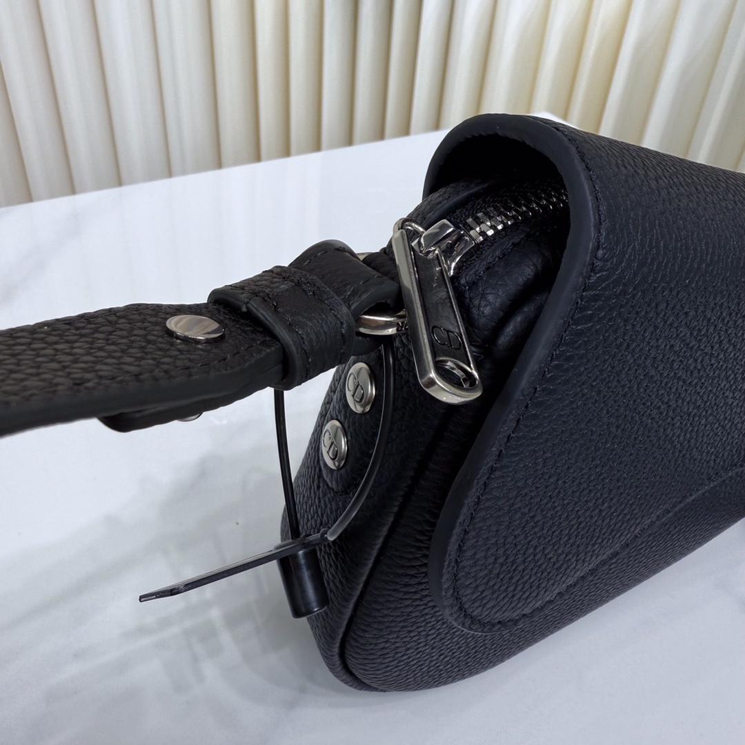 🅿️420【市场最高版本(原单品质)正品打版】
迷你马鞍包
黑色 Dior Icons 牛皮革
编号: 2ADCA543KEN_H00N
这款马鞍包于迪奥二零二五夏季男装系列发布秀上精彩亮相,以现代结构重新诠释经典设计。黑色 Dior Icons 牛皮革材质,经典的磁性翻盖搭配隐藏式拉链开合提升格调,彰显 Dior 工坊的精湛工艺。内部里料饰以人字形图案,设有大号隔层和插袋,可收纳各种日常用品。迷你款式,搭配可调节、可拆卸的皮革肩带,可手提、肩背或斜挎。
主体:牛皮革
里料:棉
主隔层搭配马鞍翻盖
内部插袋
磁性翻盖开合搭配隐藏式拉链
可调节、可拆卸的皮革肩带
正面饰以复古银色饰面铜合金 Dior 标志
内部饰有 Dior 压花标志
内含防尘袋
尺寸:19.5 x 15 x 5.5 厘米(长 x 高 x 宽)
主隔层可收纳 2 部手机
肩带长度:103 - 127 厘米
肩带顶端至手袋顶端长度:46 - 59 厘米