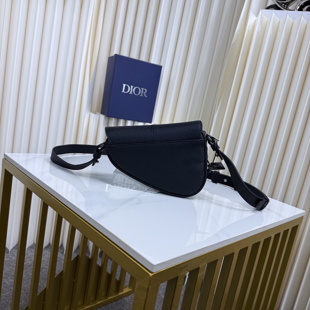 🅿️420【市场最高版本(原单品质)正品打版】
迷你马鞍包
黑色 Dior Icons 牛皮革
编号: 2ADCA543KEN_H00N
这款马鞍包于迪奥二零二五夏季男装系列发布秀上精彩亮相,以现代结构重新诠释经典设计。黑色 Dior Icons 牛皮革材质,经典的磁性翻盖搭配隐藏式拉链开合提升格调,彰显 Dior 工坊的精湛工艺。内部里料饰以人字形图案,设有大号隔层和插袋,可收纳各种日常用品。迷你款式,搭配可调节、可拆卸的皮革肩带,可手提、肩背或斜挎。
主体:牛皮革
里料:棉
主隔层搭配马鞍翻盖
内部插袋
磁性翻盖开合搭配隐藏式拉链
可调节、可拆卸的皮革肩带
正面饰以复古银色饰面铜合金 Dior 标志
内部饰有 Dior 压花标志
内含防尘袋
尺寸:19.5 x 15 x 5.5 厘米(长 x 高 x 宽)
主隔层可收纳 2 部手机
肩带长度:103 - 127 厘米
肩带顶端至手袋顶端长度:46 - 59 厘米